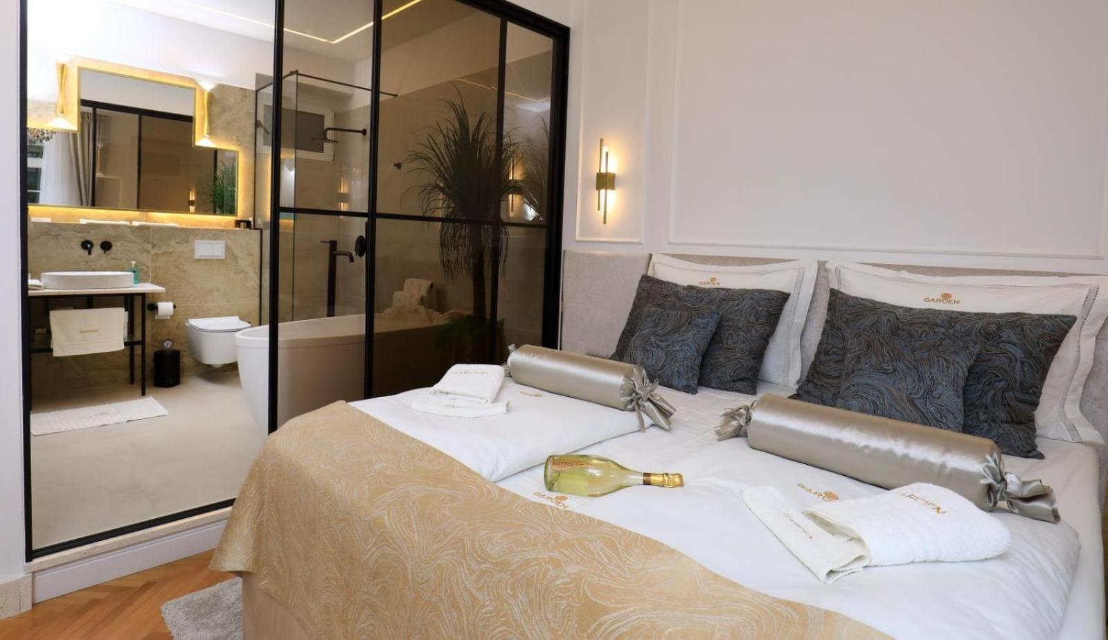 King Room with Balcony - Photo 4