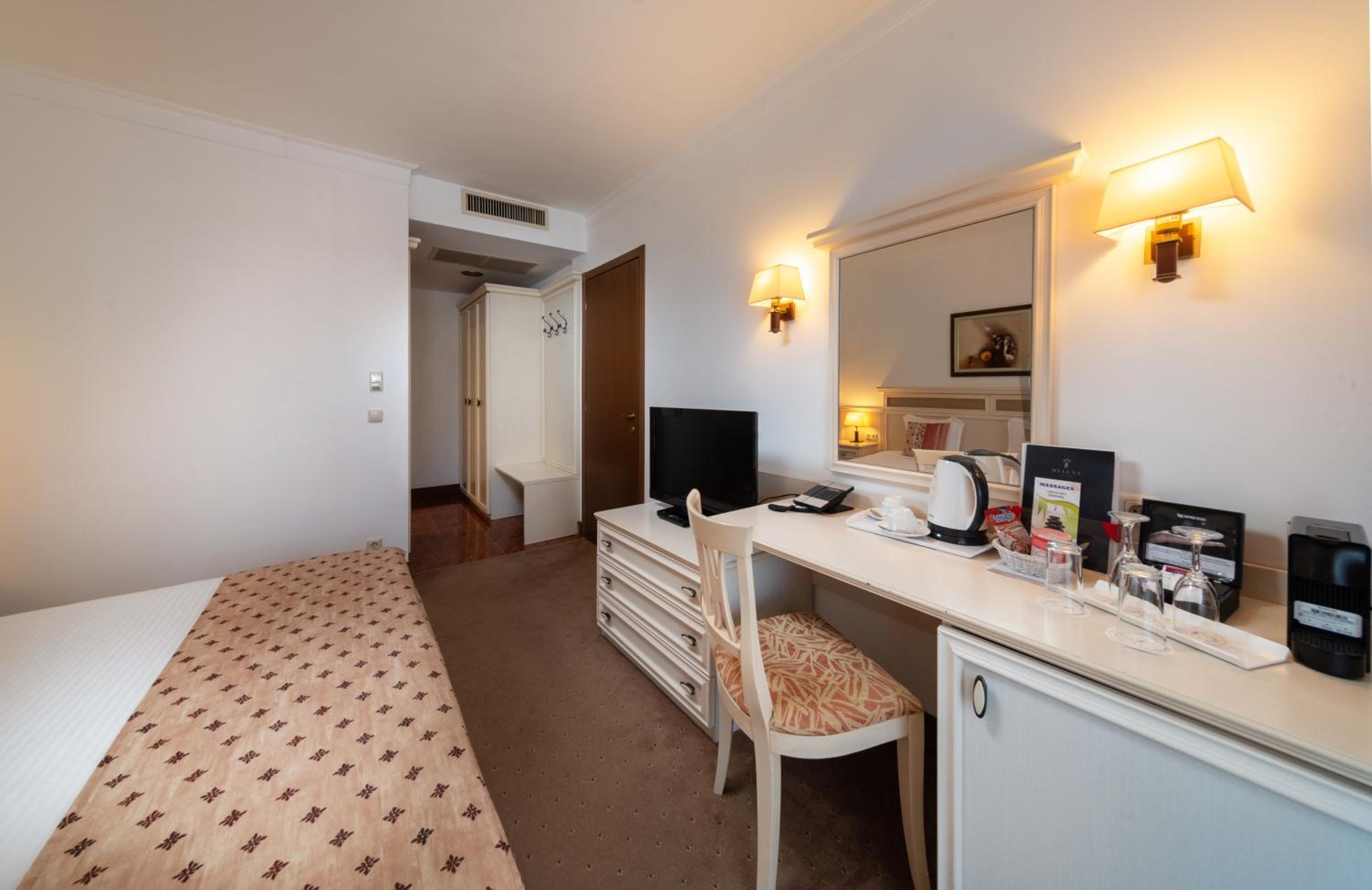 Double or Twin Room - Free Beach Access - Photo 1