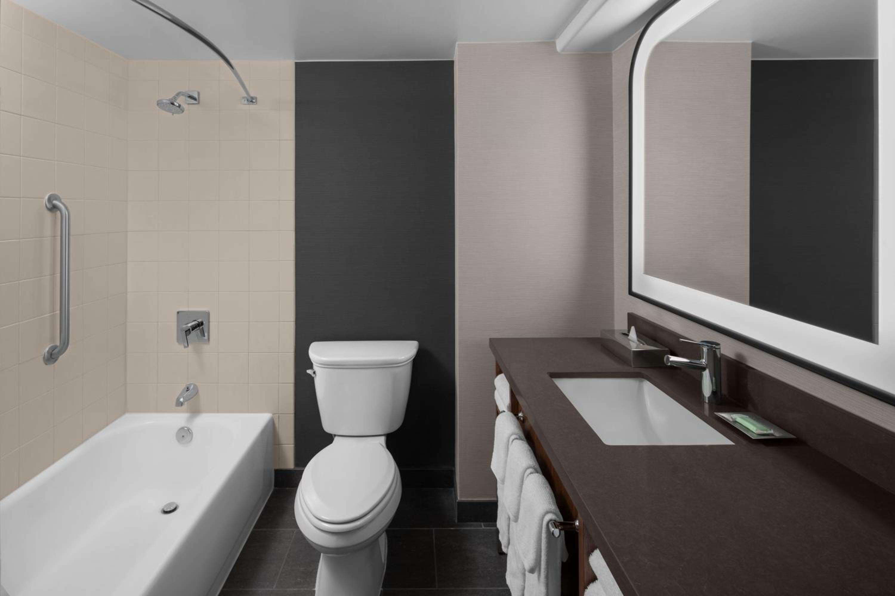 Corner Queen Room - Photo 2