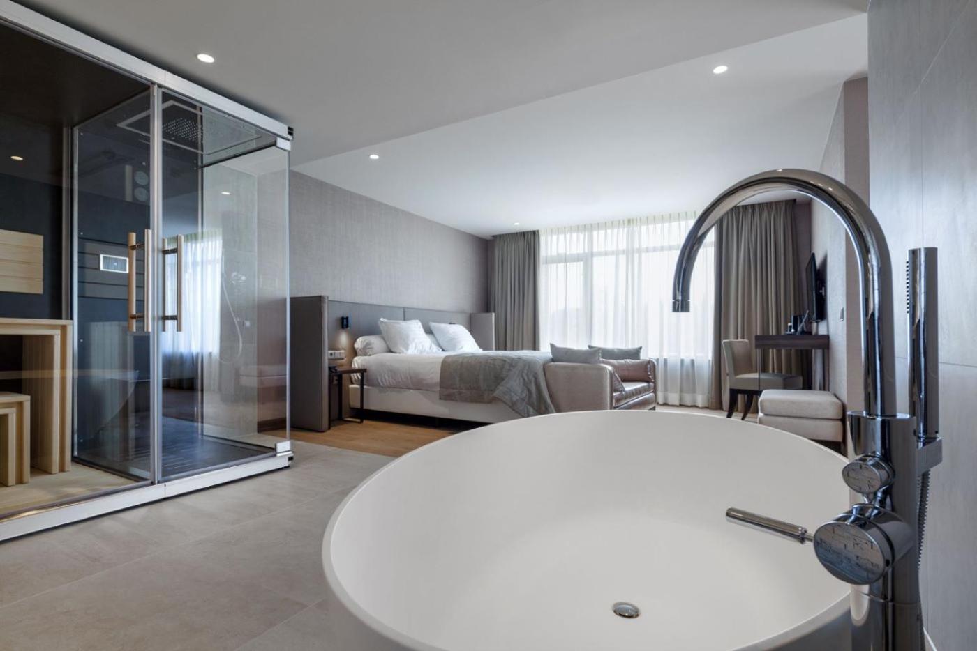 Suite with Spa Bath photo 2