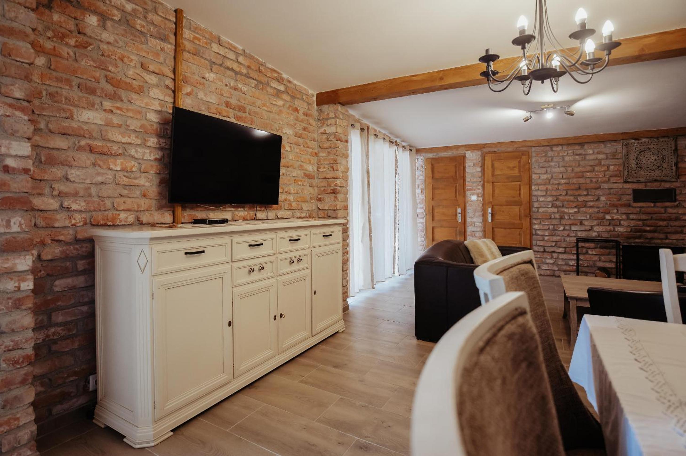 Six-Bedroom House photo 1