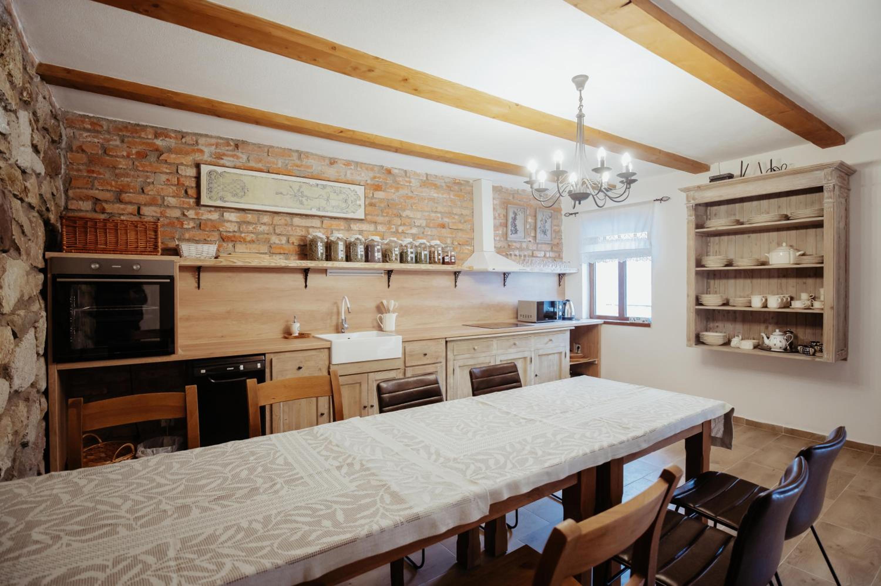 Six-Bedroom House photo 2