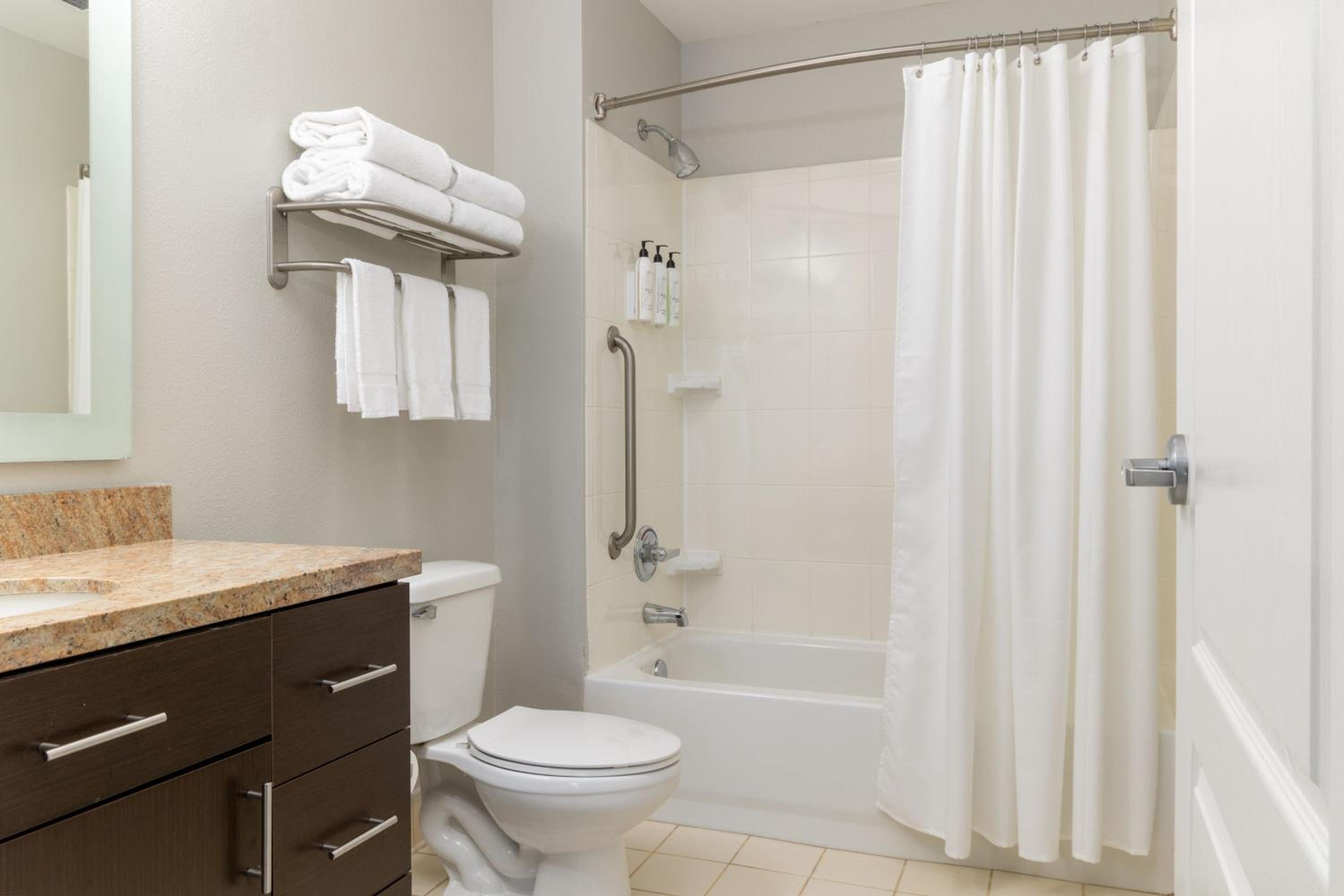 Queen Studio Suite - Photo 8