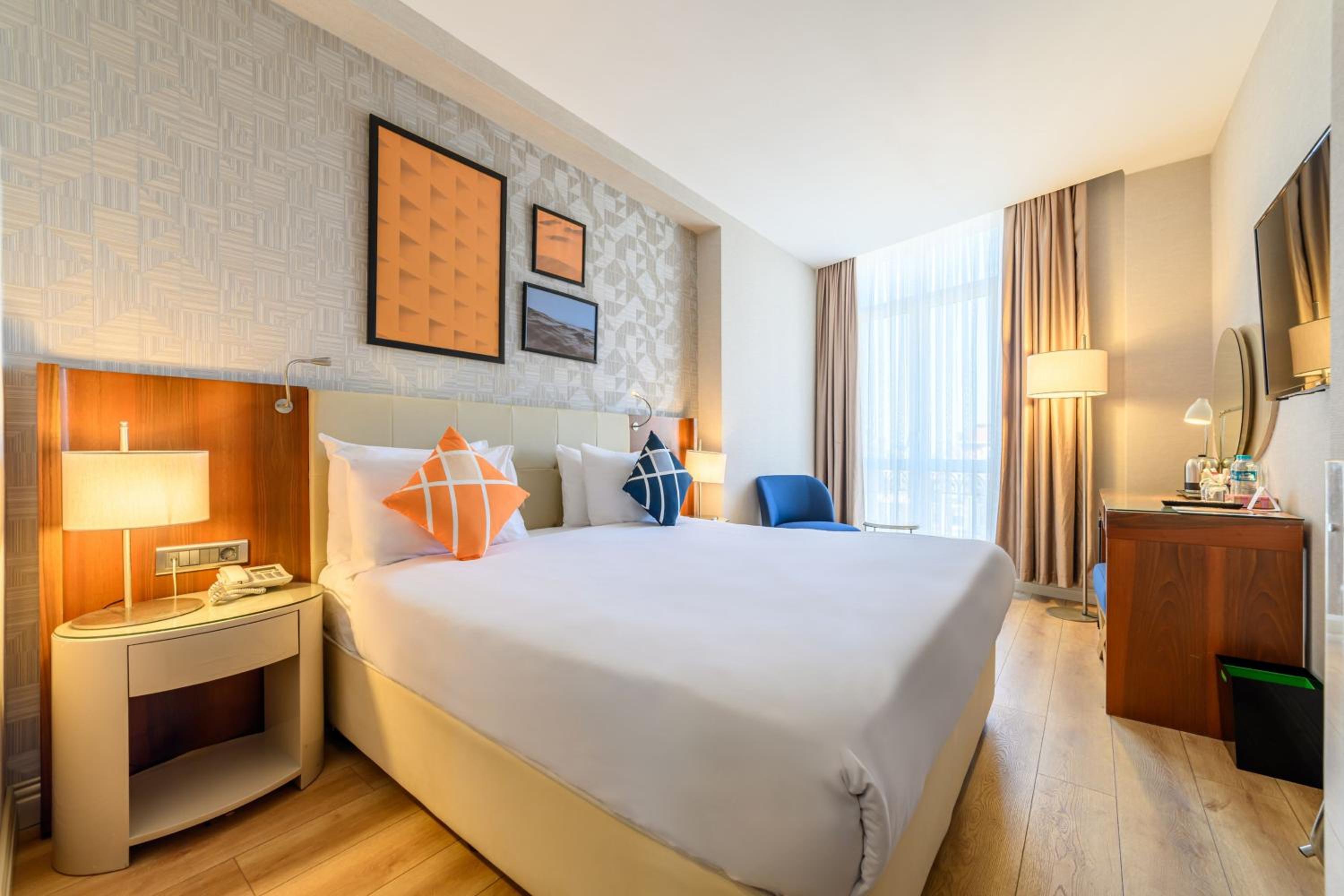 Standard Queen Room with City View thumbnail 5