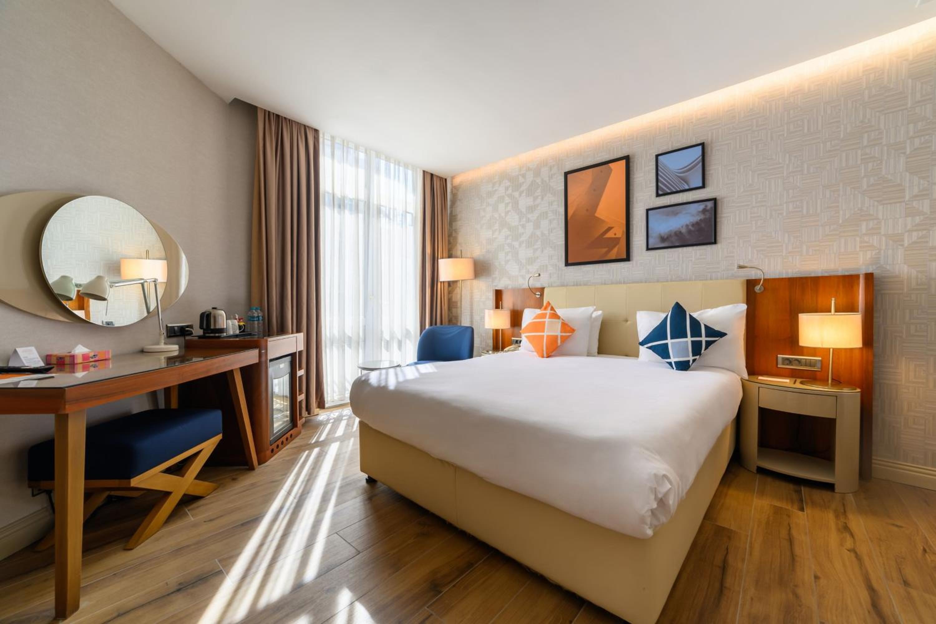 Standard Queen Room with City View