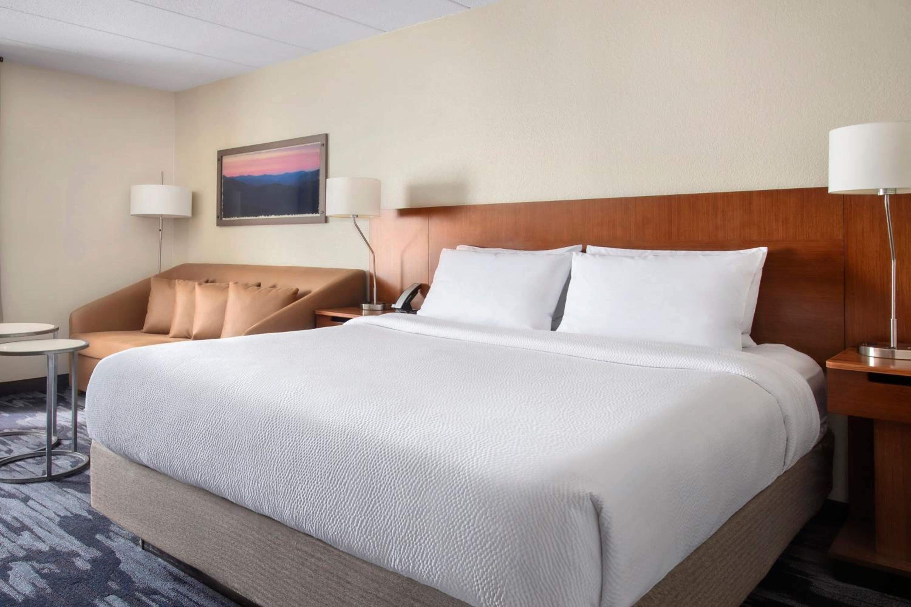 Queen Room with Bathtub - Mobility Access/Hearing Accessible
