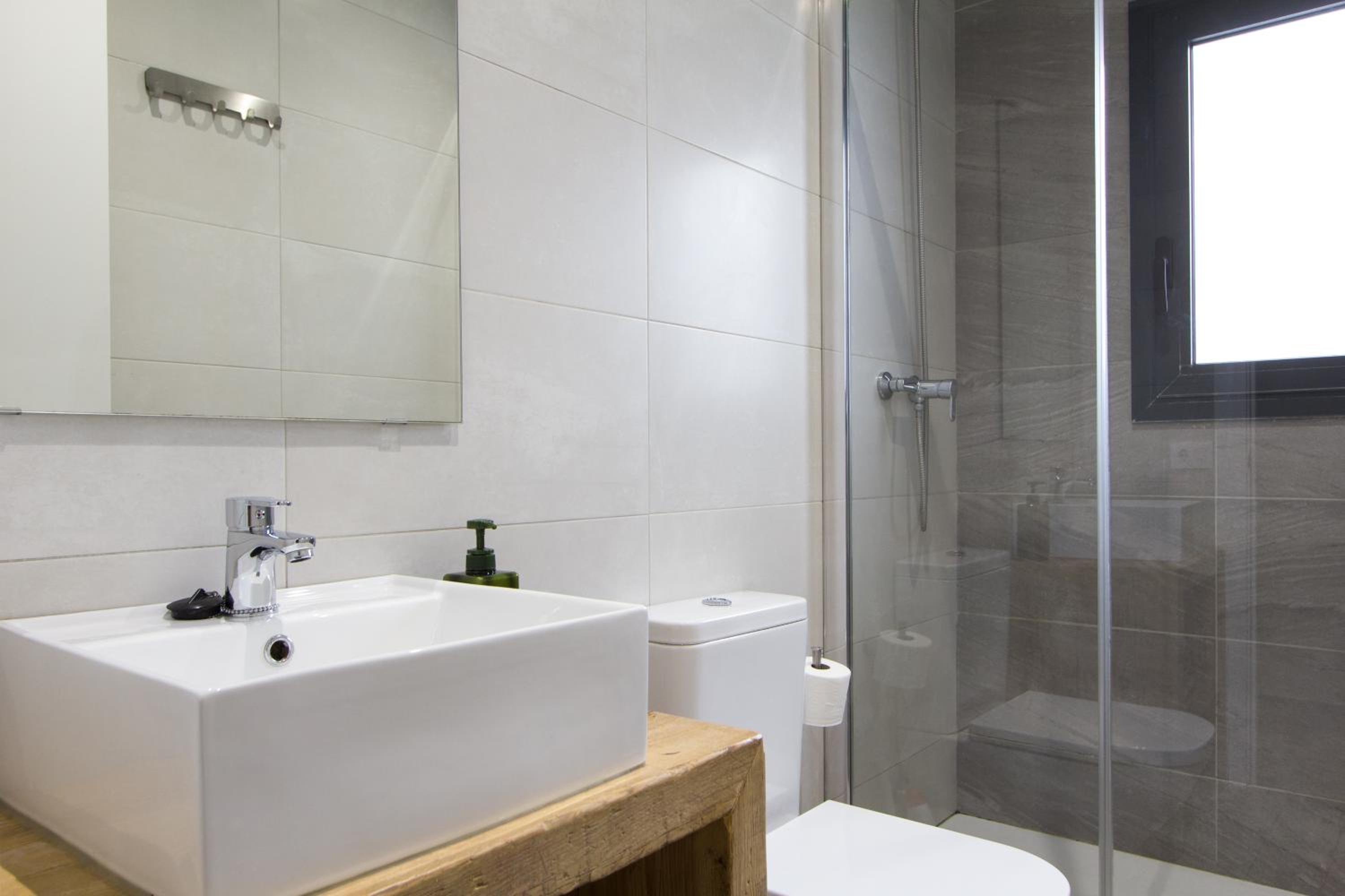 Three-Bedroom Apartment with Balcony photo 2