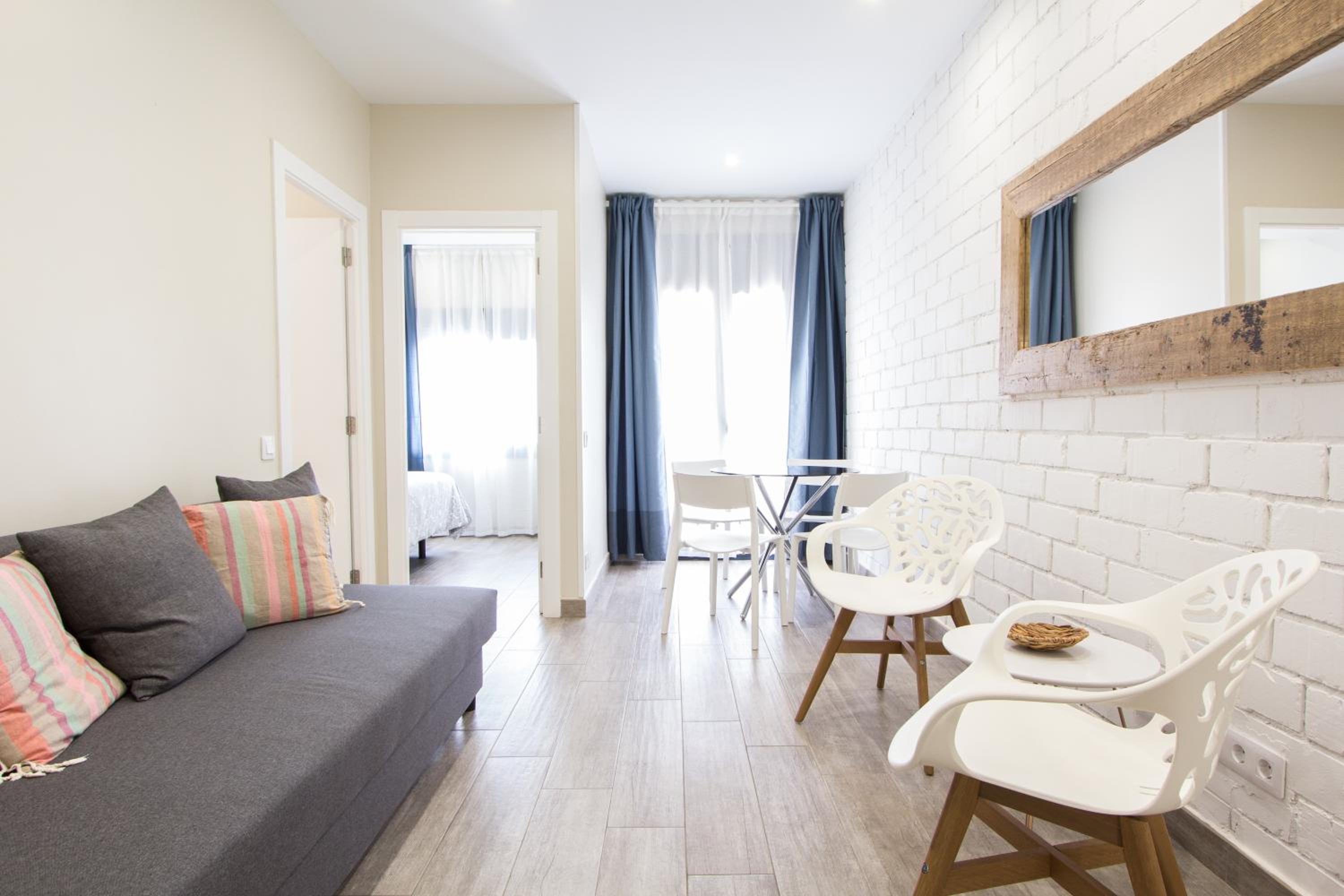 Apartamento de tres habitaciones con balcón