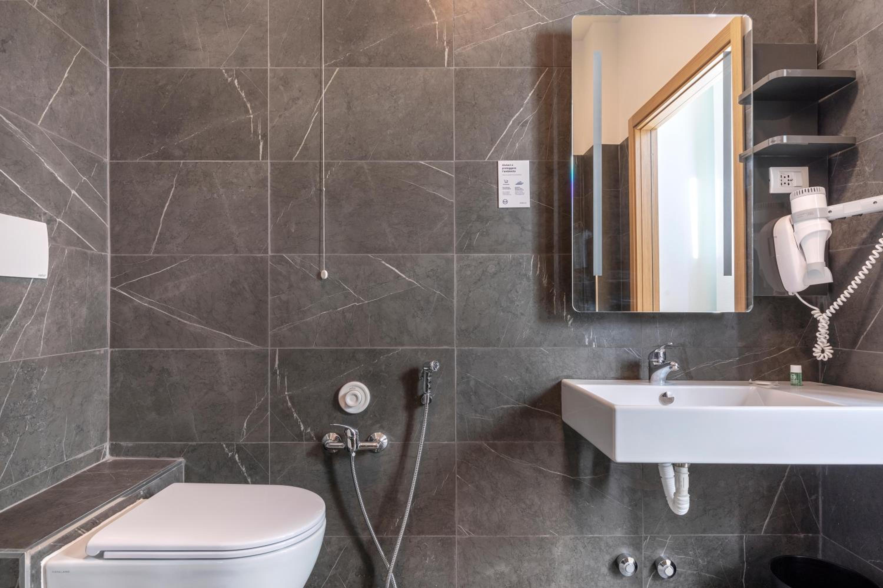 Twin Room - Disability Access photo 2