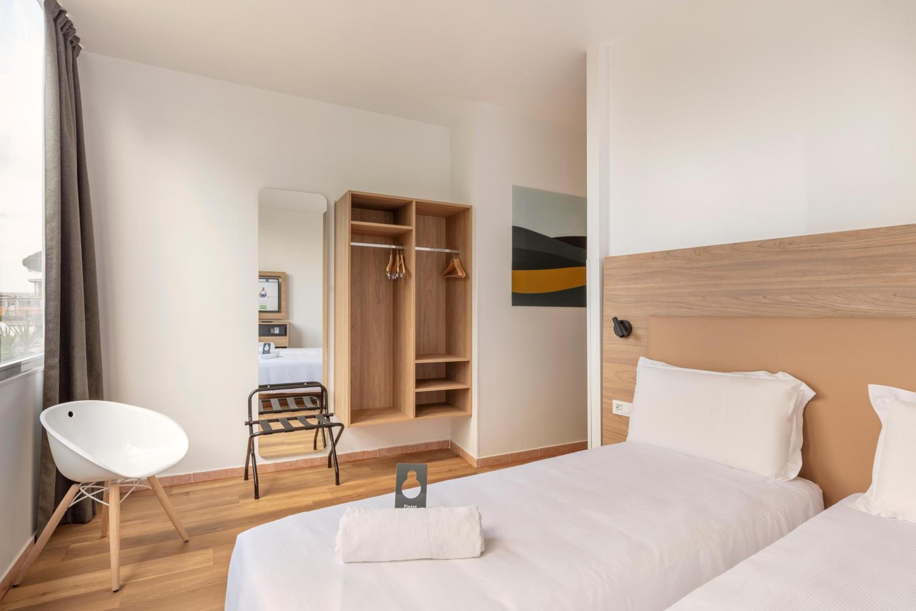 Twin Room - Photo 6