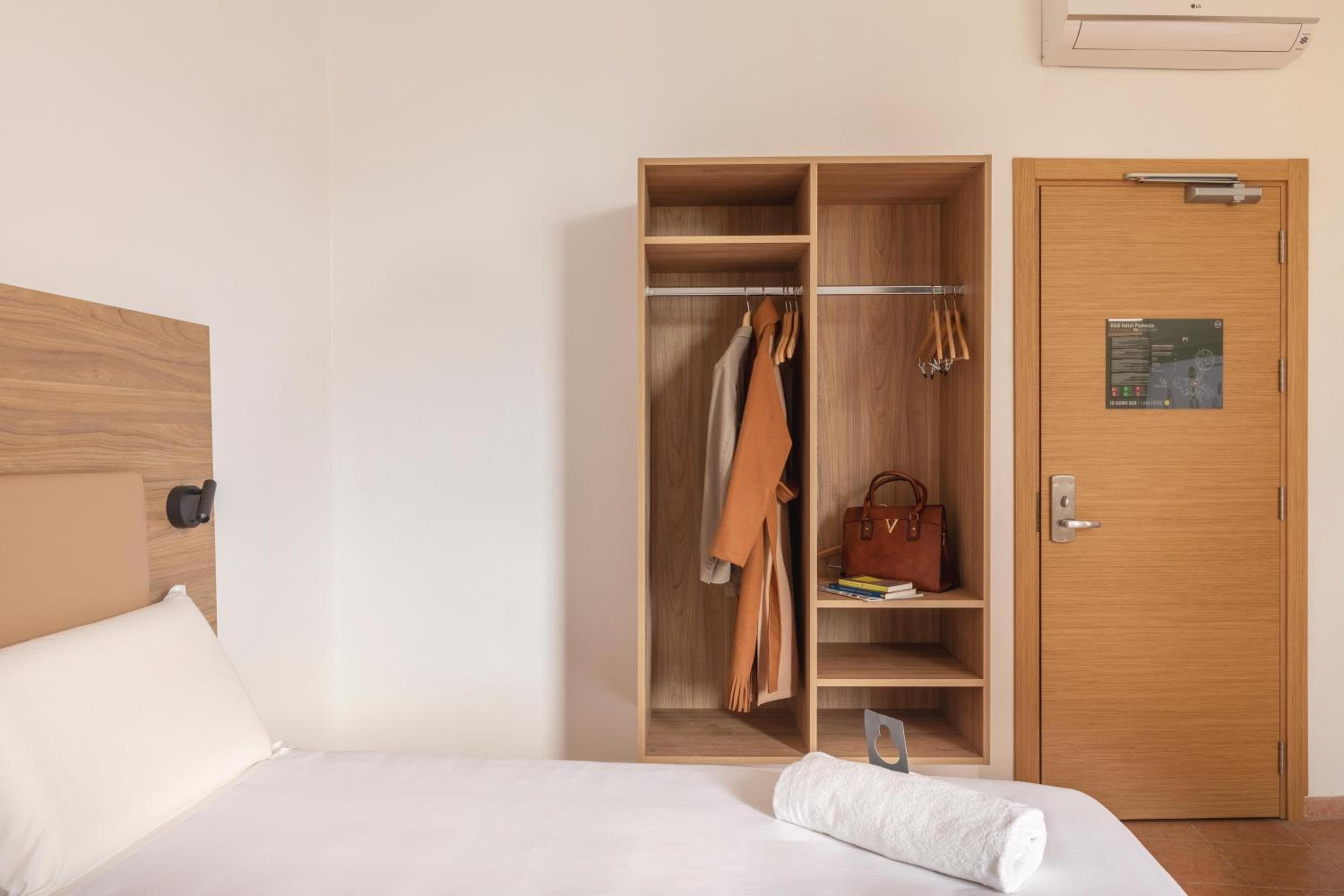 Twin Room - Photo 3