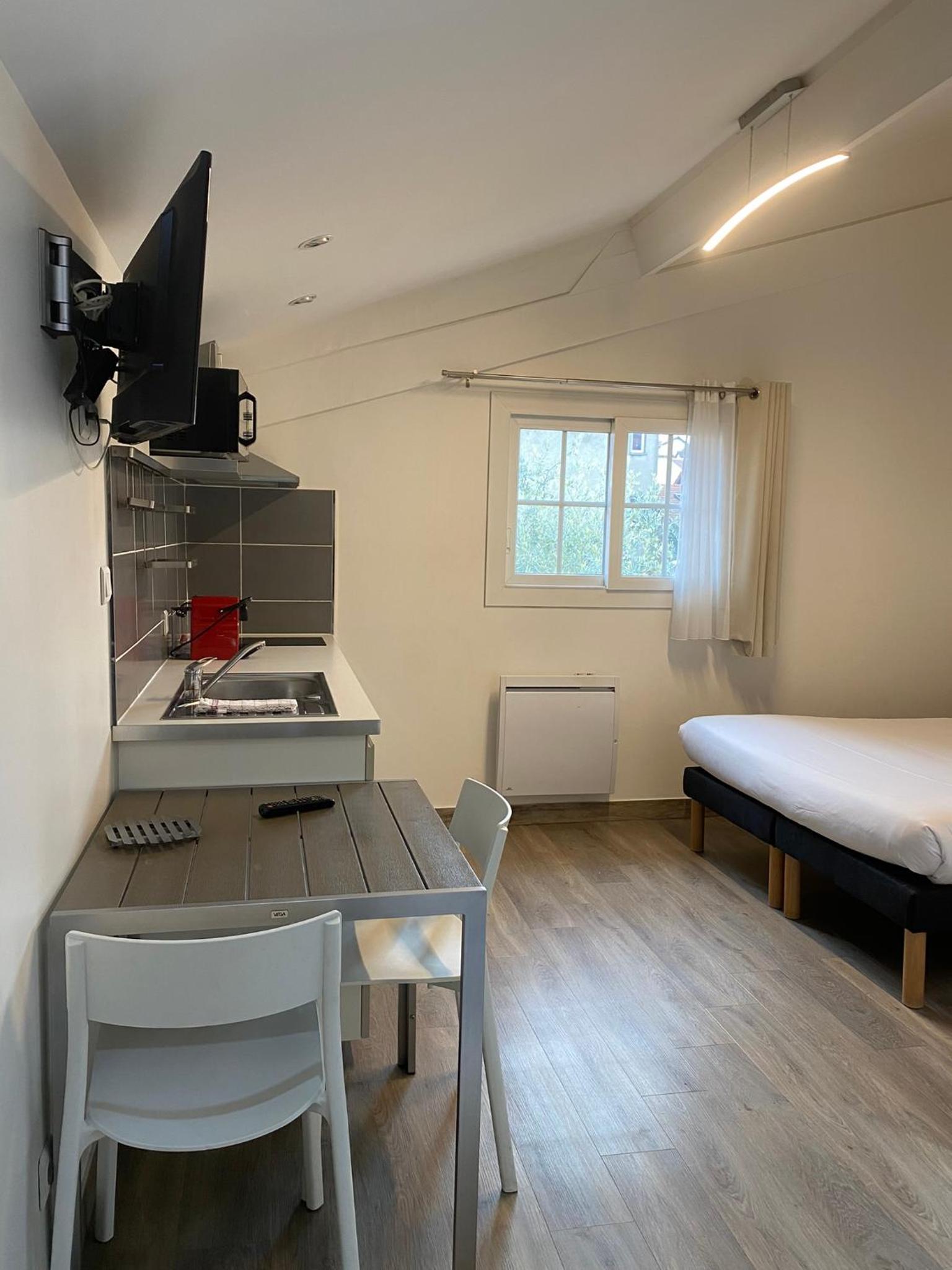 Studio with Shower (2 Adults) photo 3