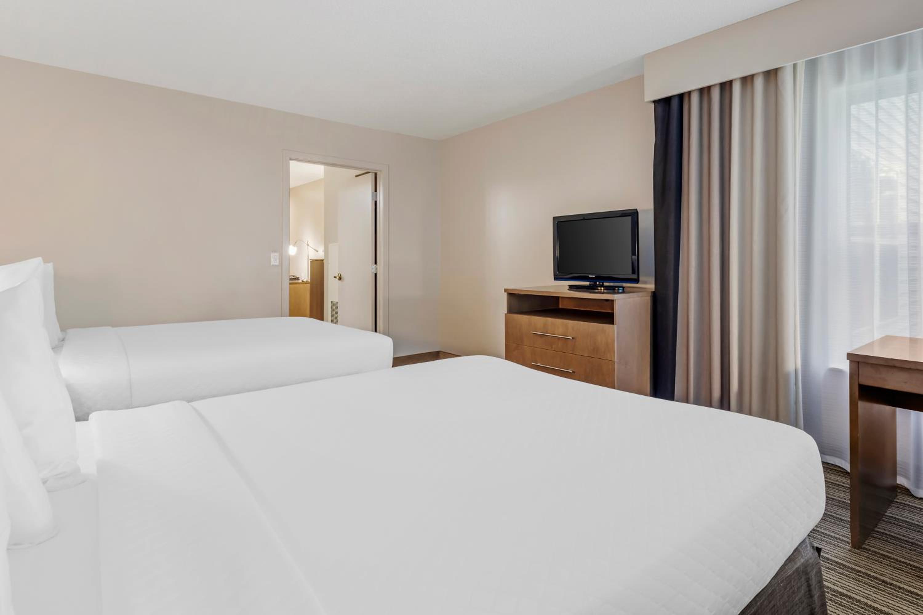 One-Bedroom Suite with Two Queen Beds - Disability Access/Non-Smoking  - Photo 5