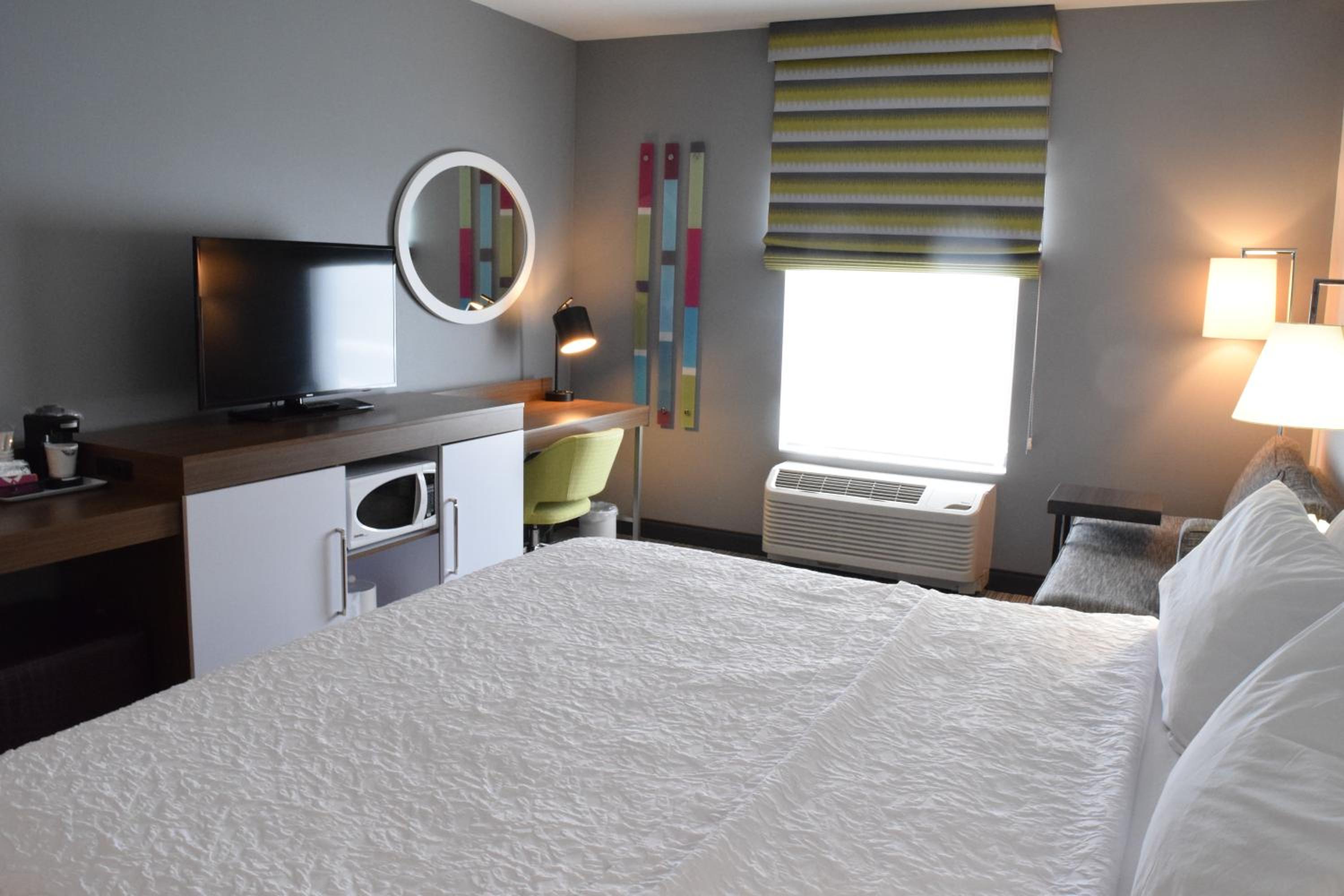 King Room with Accessible Tub - Mobility and Hearing Access/Non-Smoking photo 2
