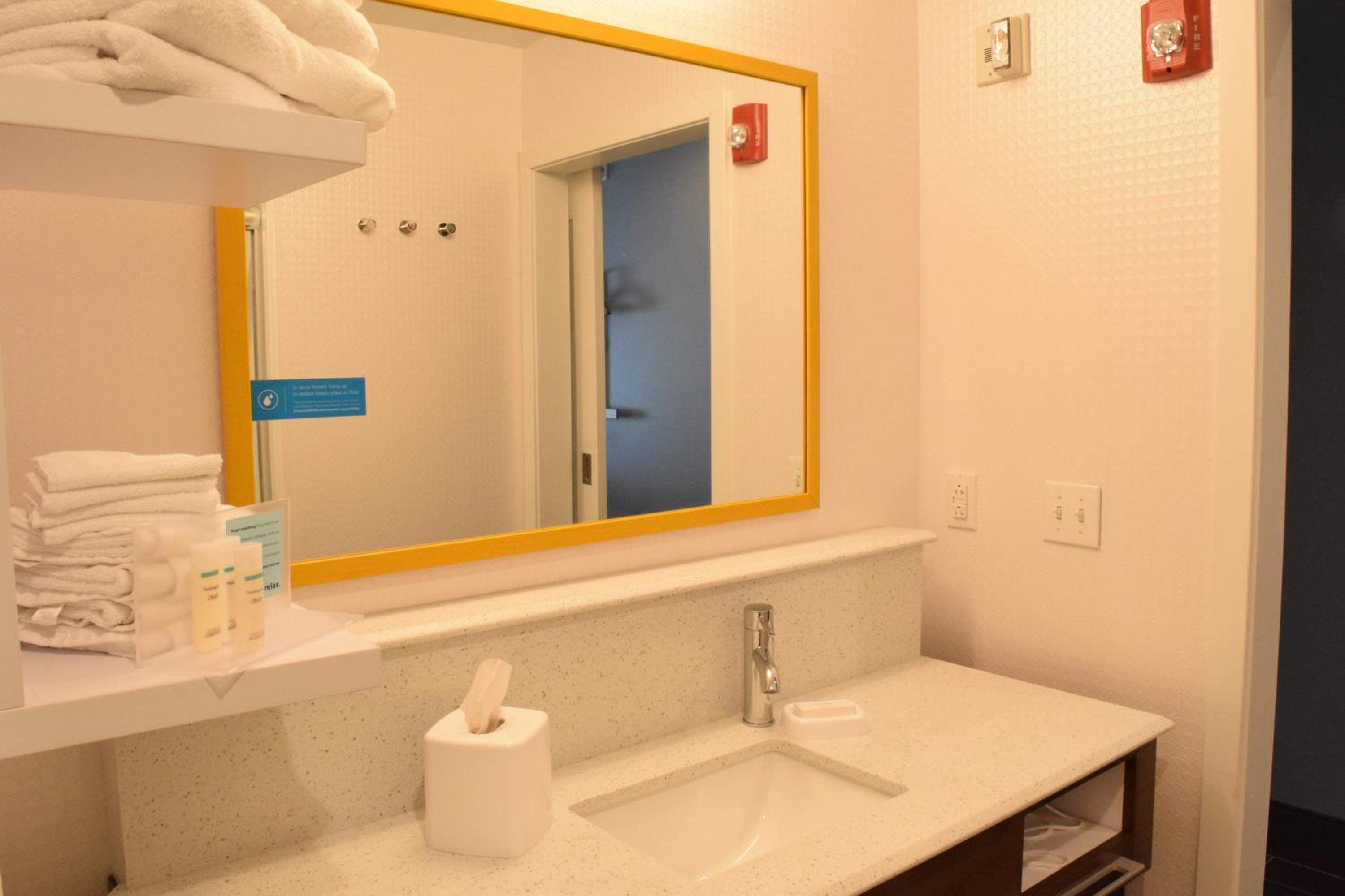 Queen Room with Two Queen Beds - Hearing Access/Non-Smoking photo 3
