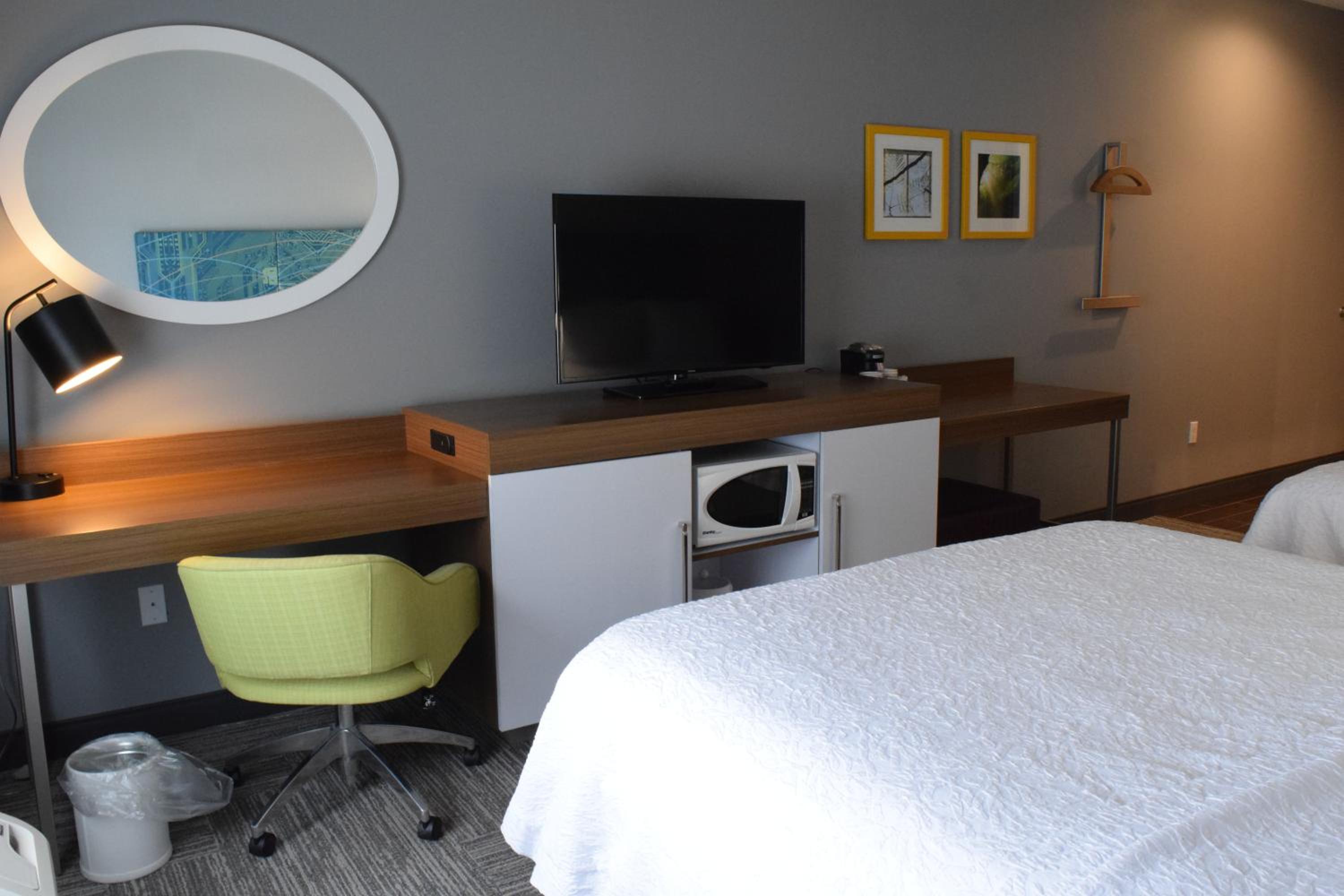 Queen Room with Two Queen Beds and Roll-In Shower - Mobility Access/Non-Smoking photo 3