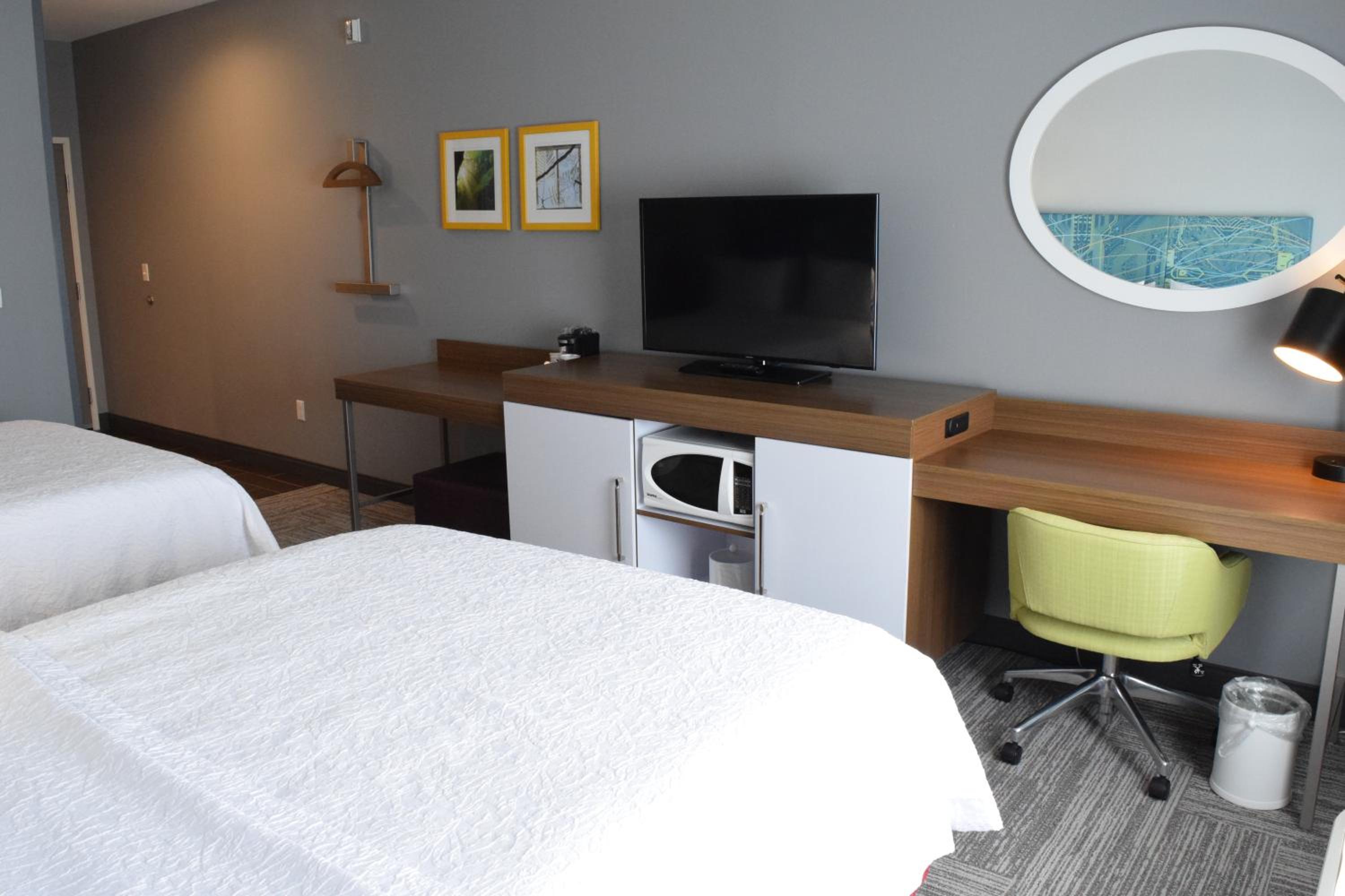 Queen Room with Two Queen Beds - Hearing Access/Non-Smoking photo 2