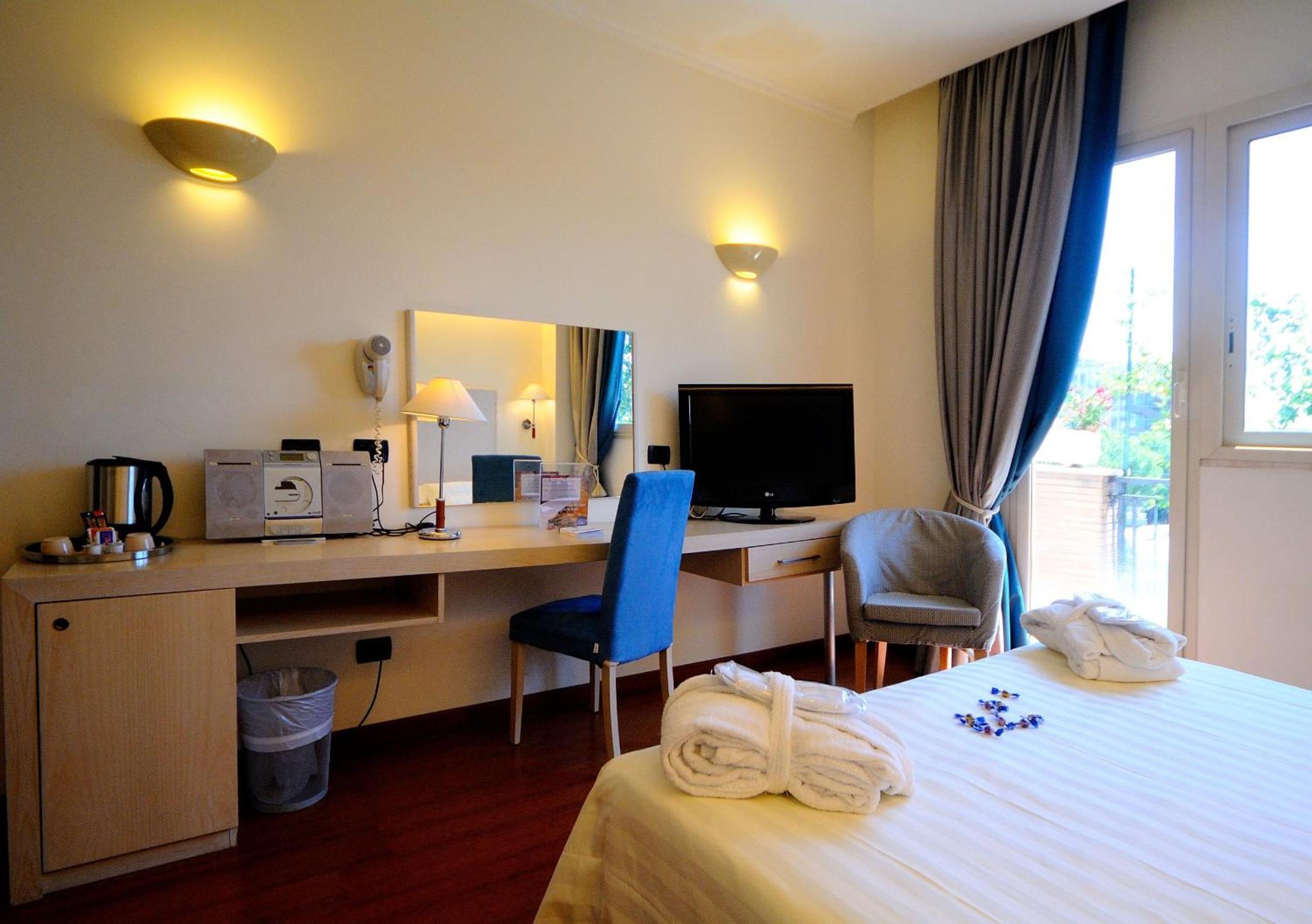 Standard King Room thumbnail 5