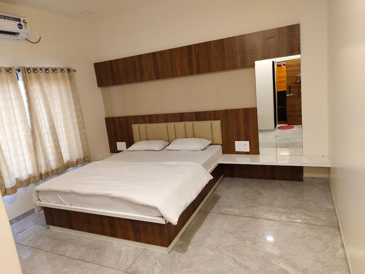 Deluxe Double Room (2 Adults + 1 Child) photo 1