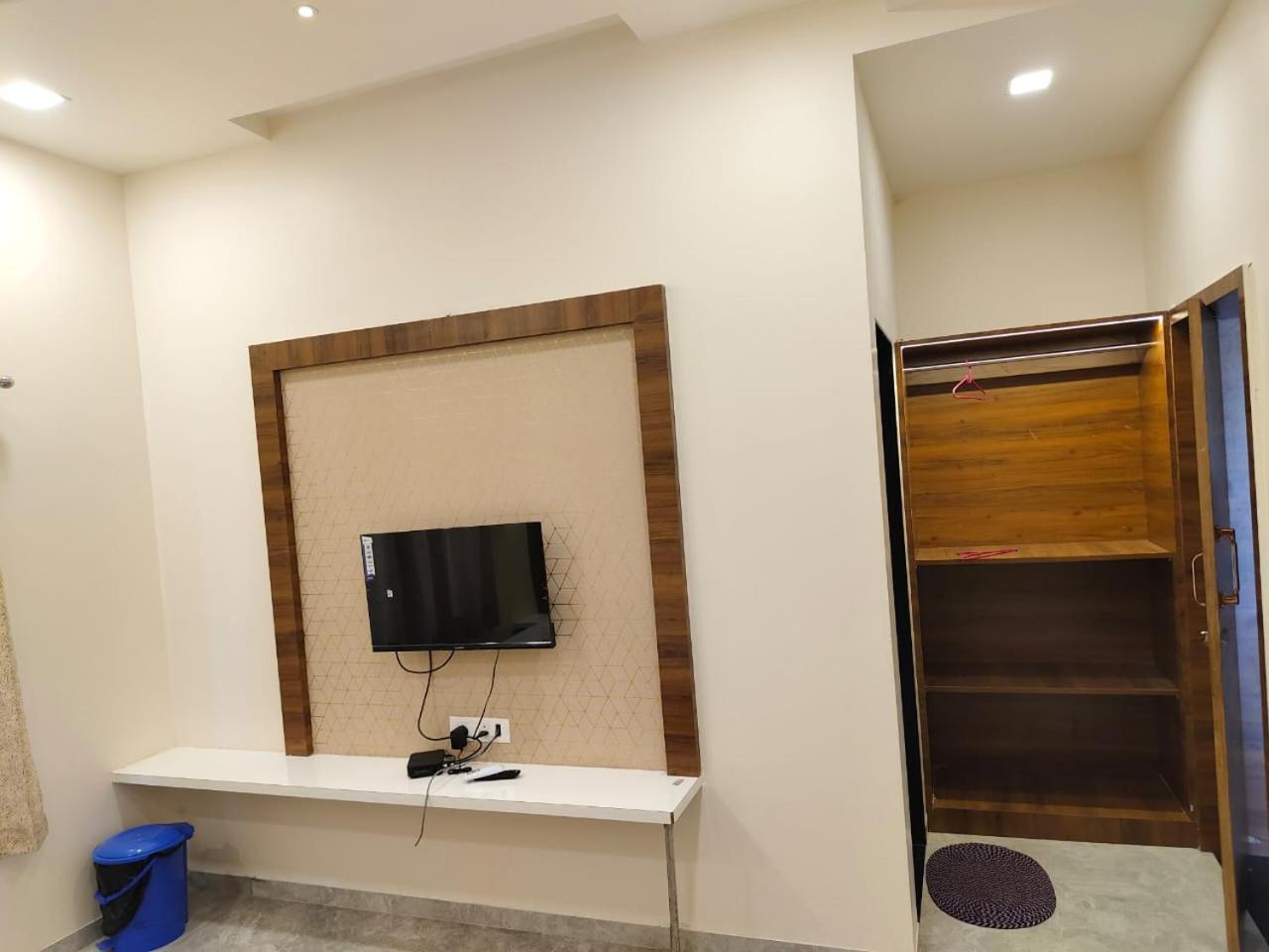 Deluxe Double Room (2 Adults + 1 Child) photo 3
