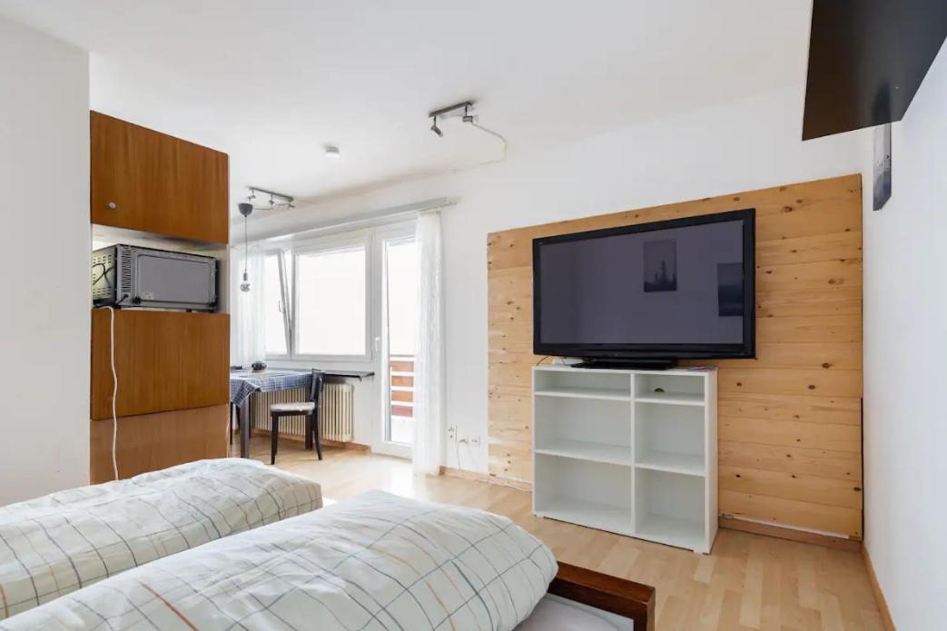 One-Bedroom Apartment photo 1