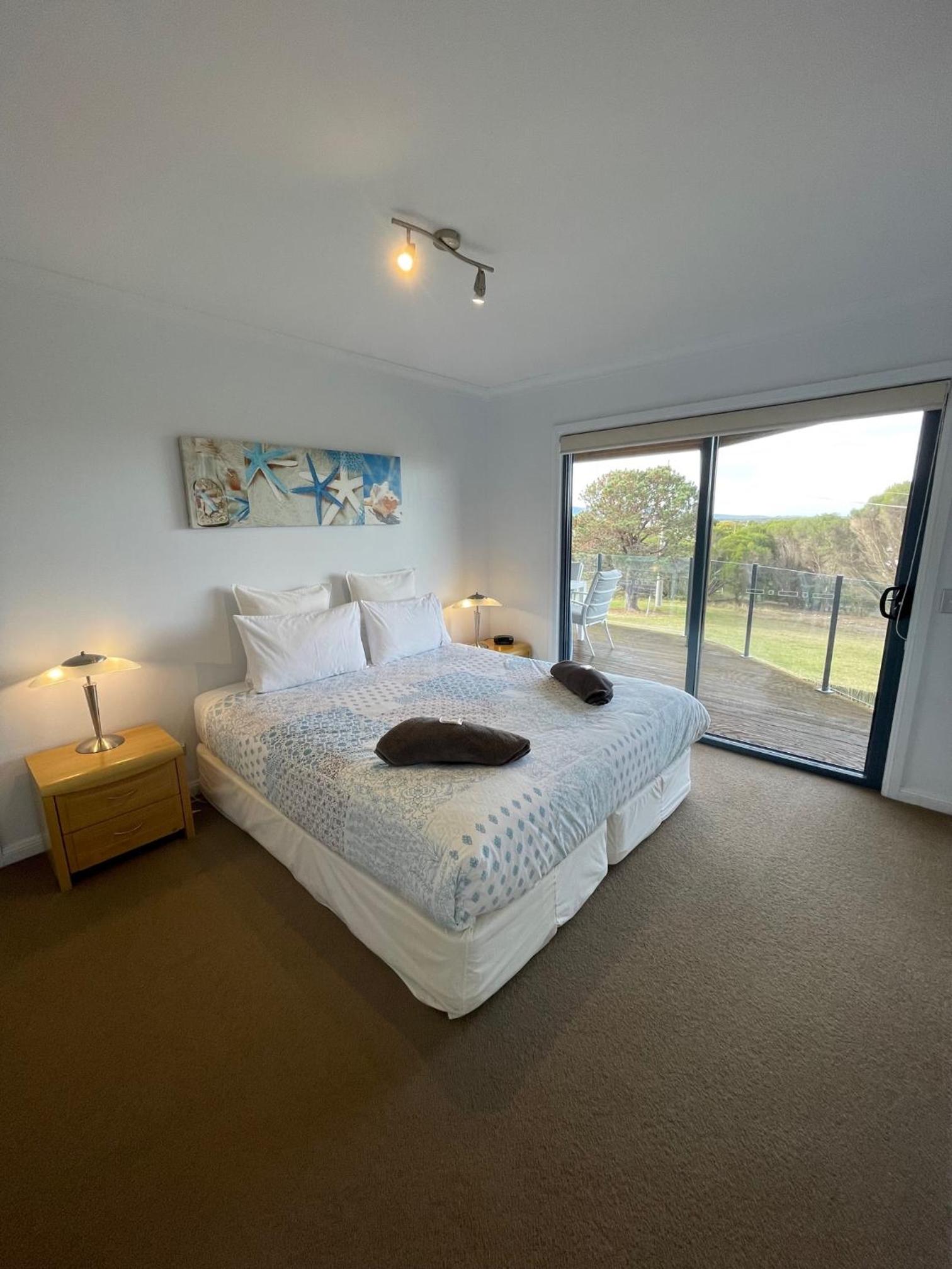 One-Bedroom Apartment with Lake View photo 3