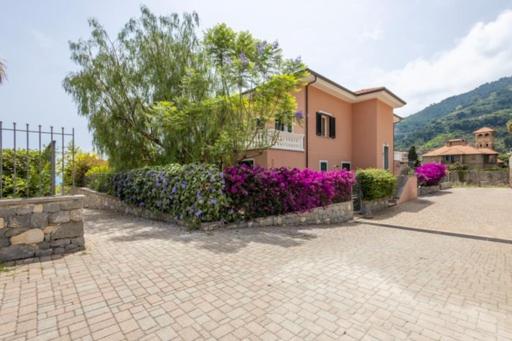 Four-Bedroom Apartment With Balcony  photo 2