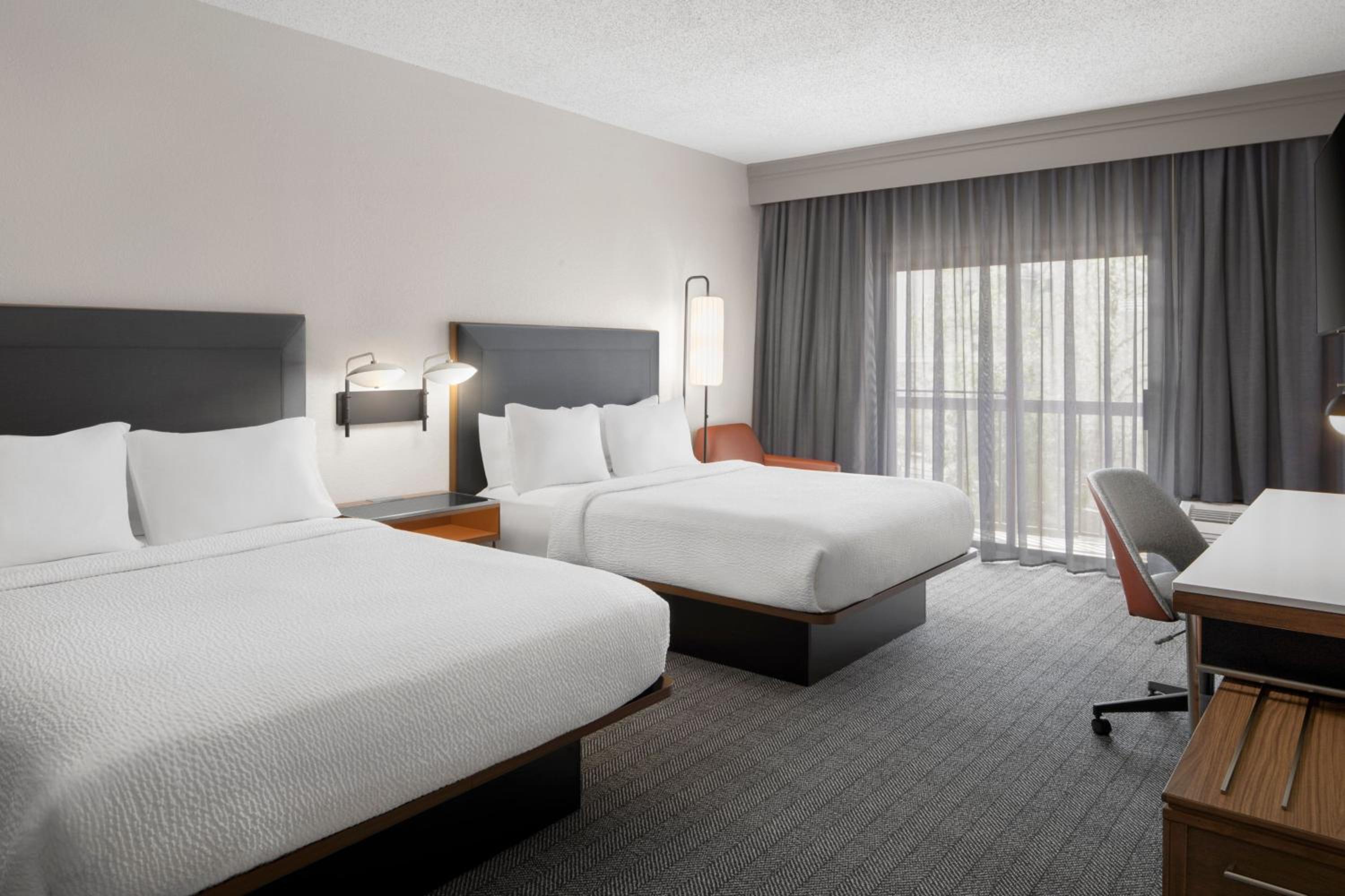 Guest Room, Two Queen Beds - Photo 15