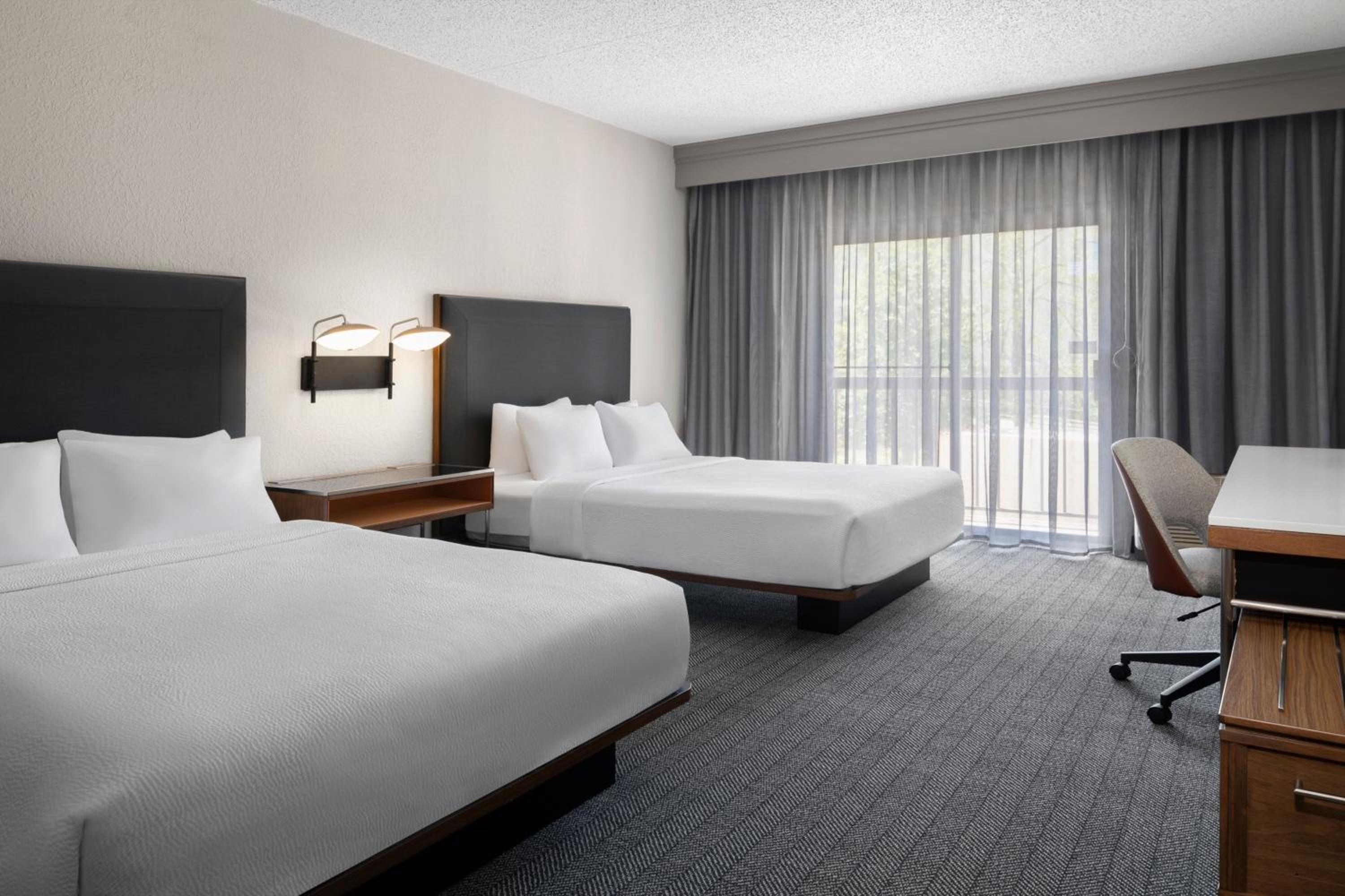 Guest Room, Two Queen Beds - Photo 16