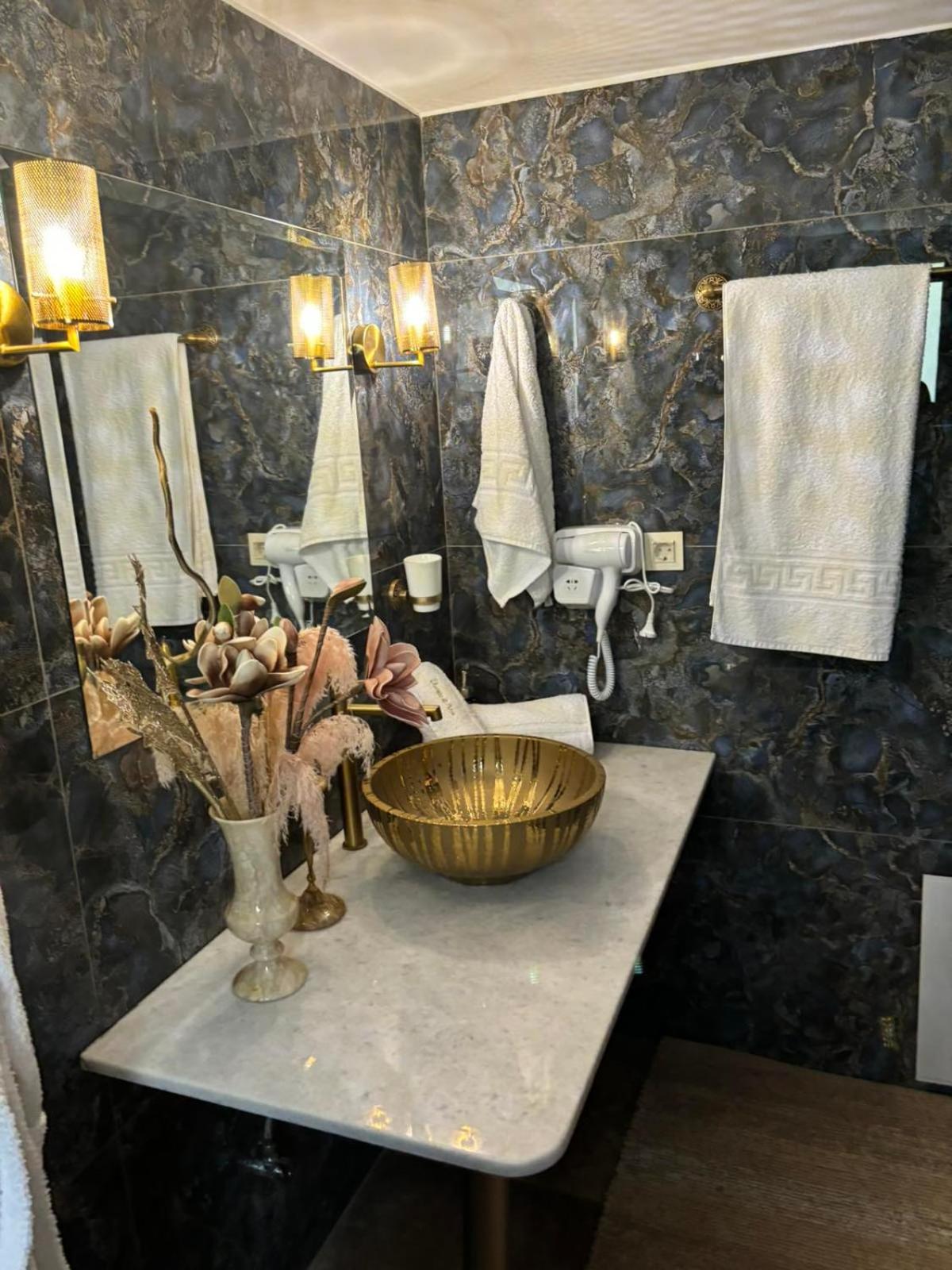 One-Bedroom Apartment - Photo 12