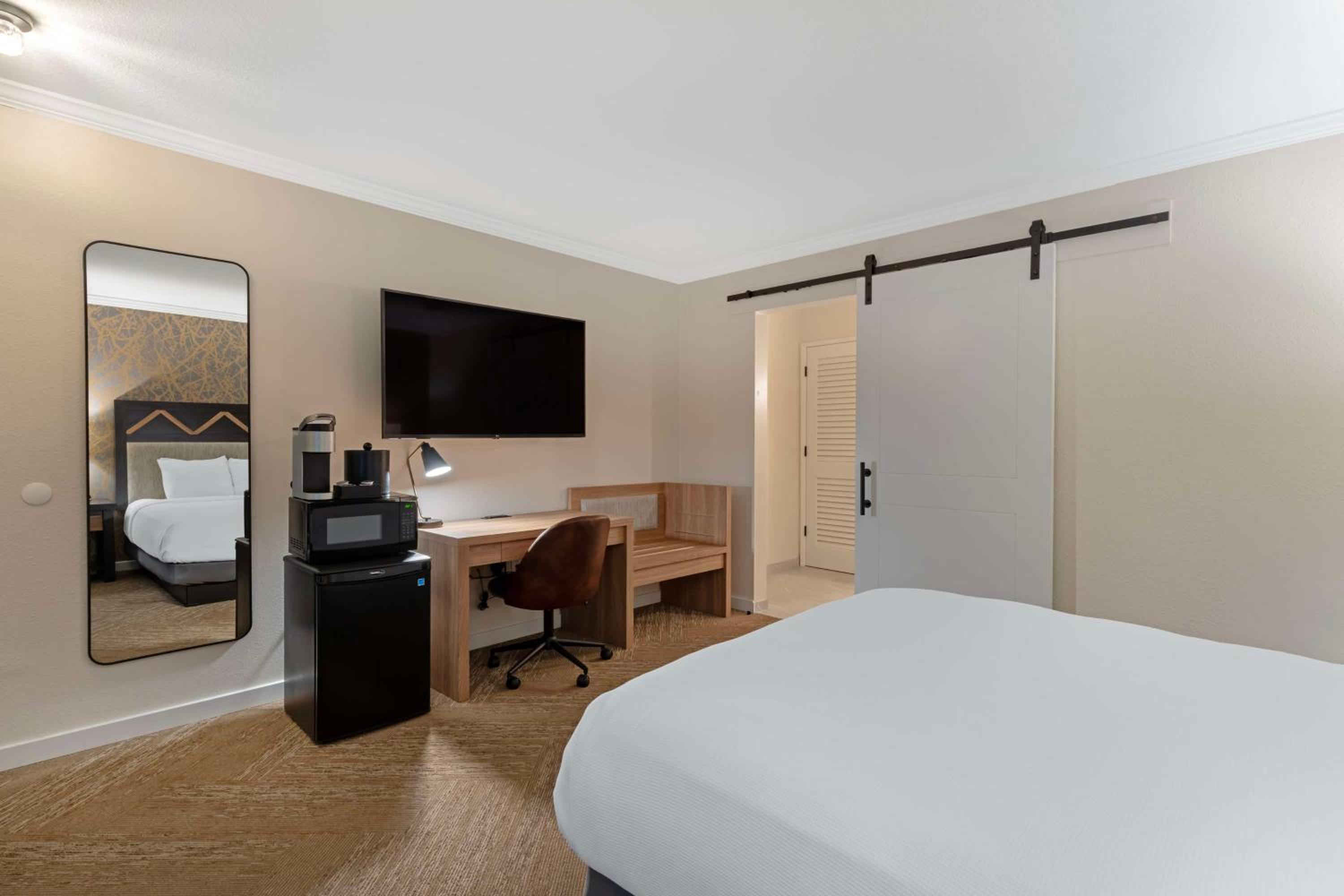 Queen Room with Roll-In Shower - Mobility Accessible/Non-Smoking photo 2
