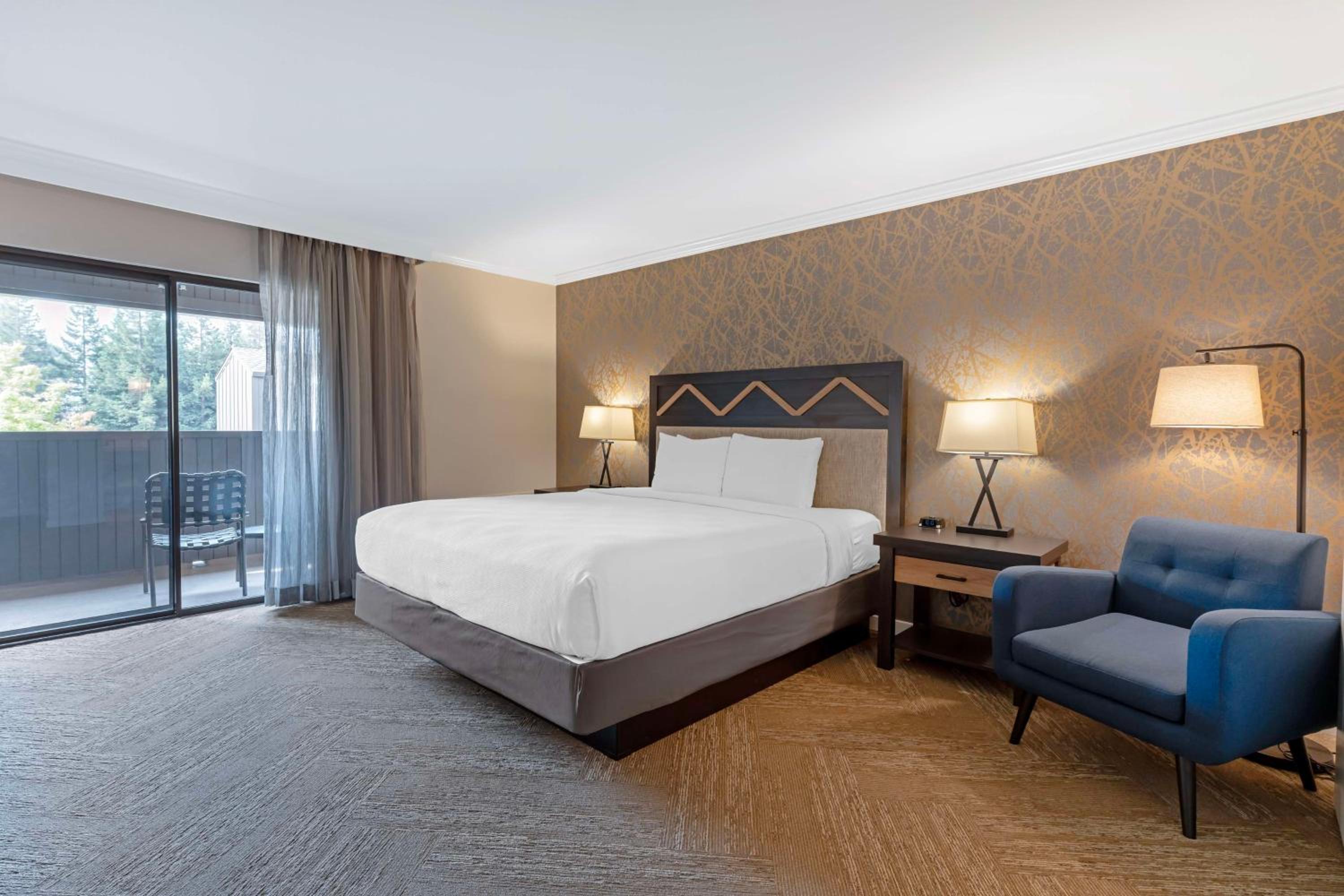 King Room with Walk-In Shower and Balcony - Interior Entrance/Non-Smoking photo 2