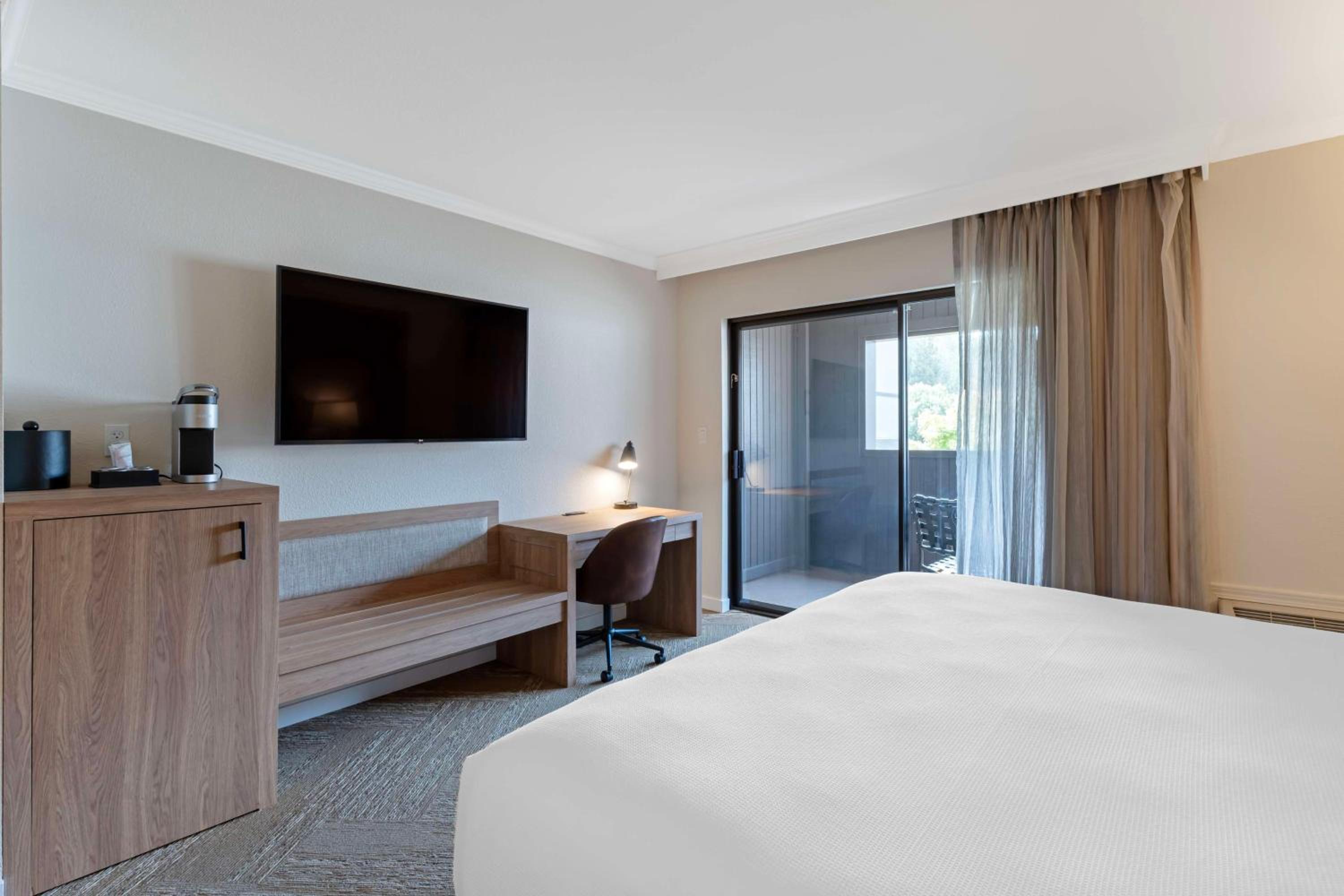 King Room with Walk-In Shower and Balcony - Interior Entrance/Non-Smoking photo 1