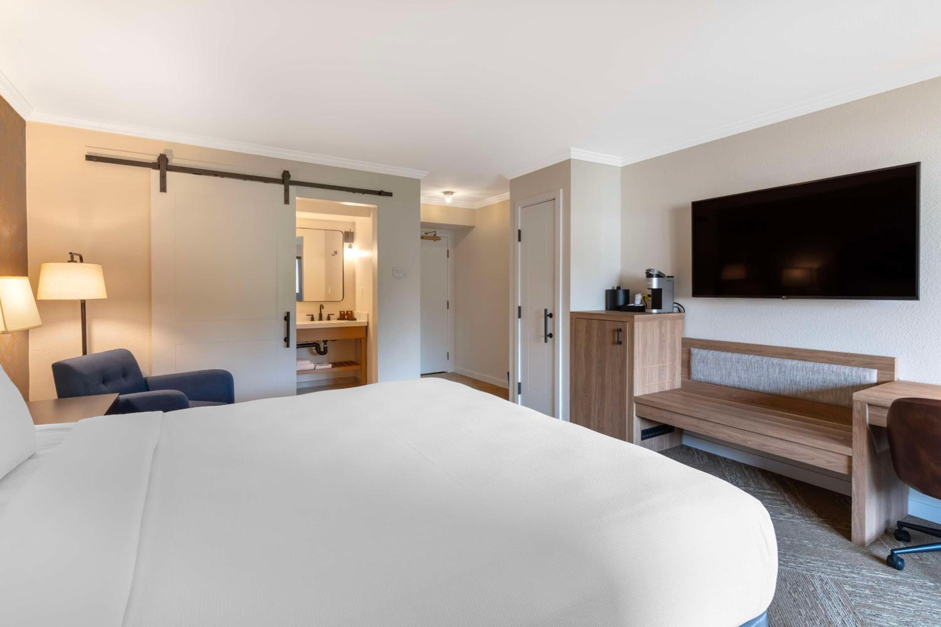 King Room with Walk-In Shower and Balcony - Interior Entrance/Non-Smoking photo 3