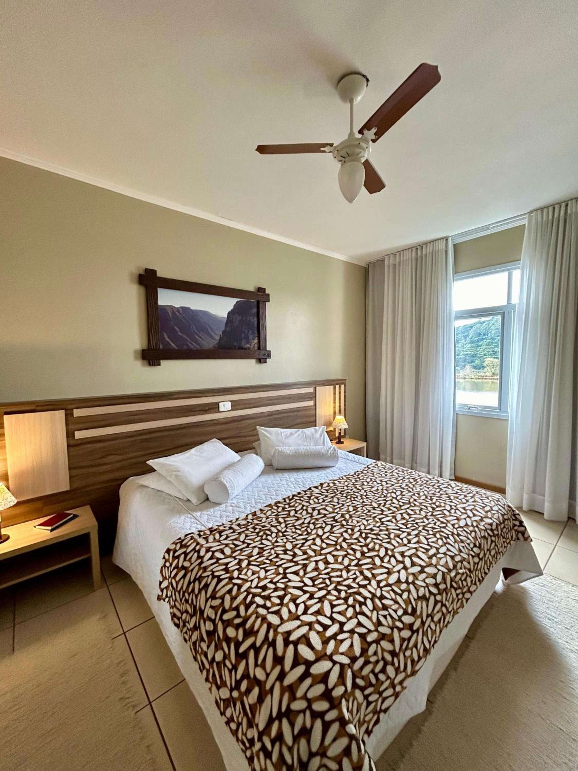 Deluxe Double Room with Lake View photo 2