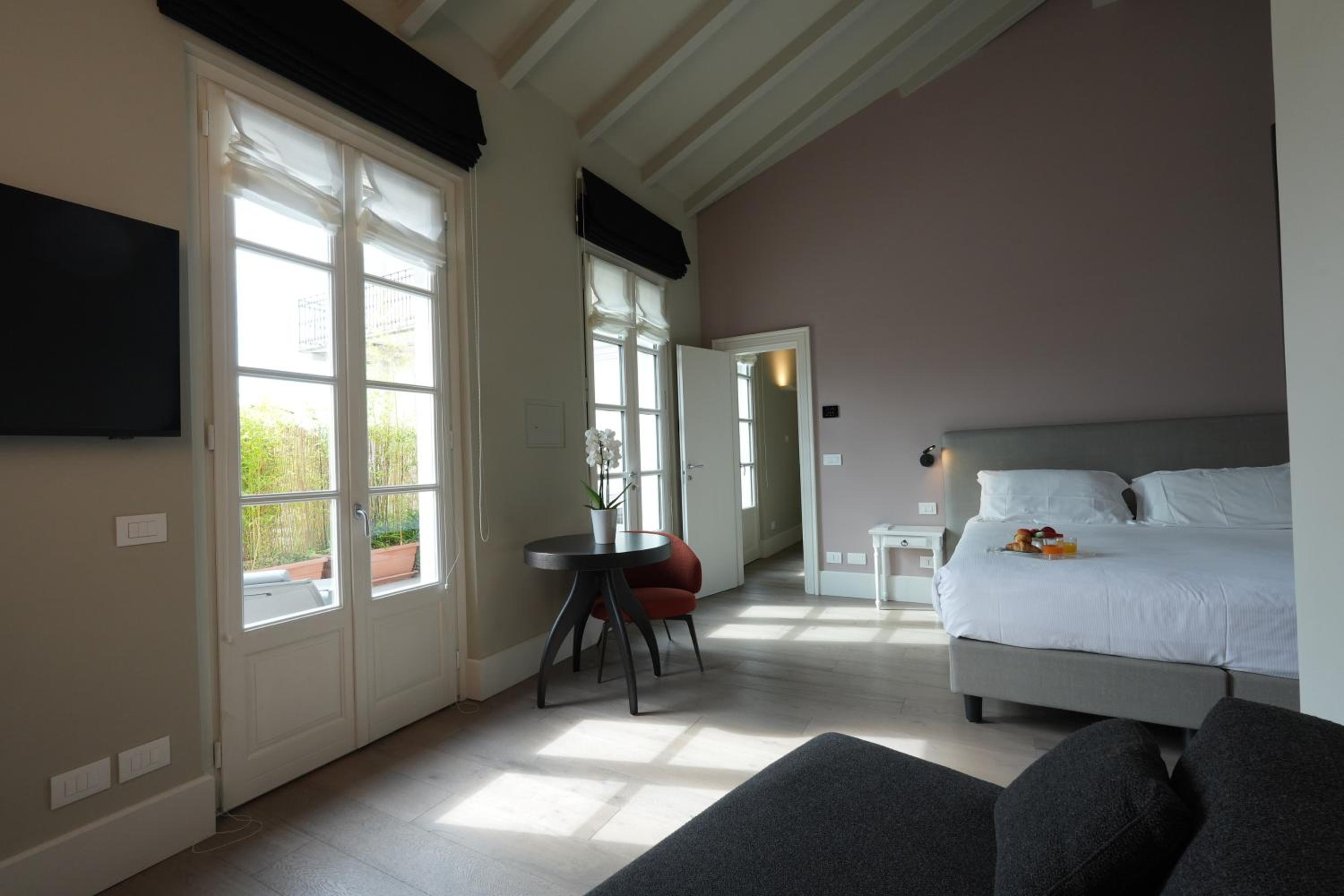 Suite with Partial Lake View 