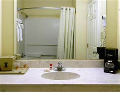 Queen Room with Two Queen Beds - Non-Smoking photo 2