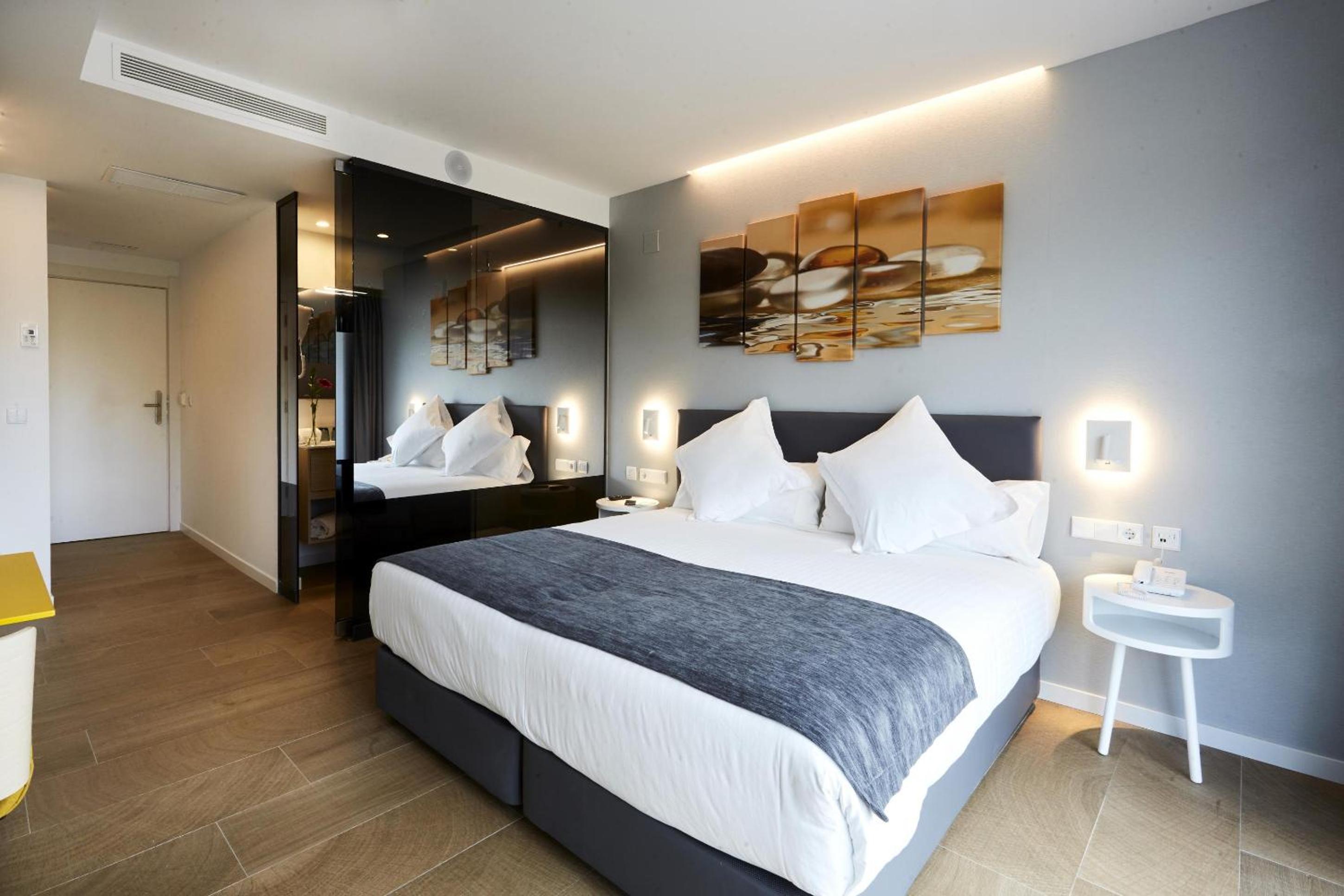 Standard Double or Twin Room thumbnail 6