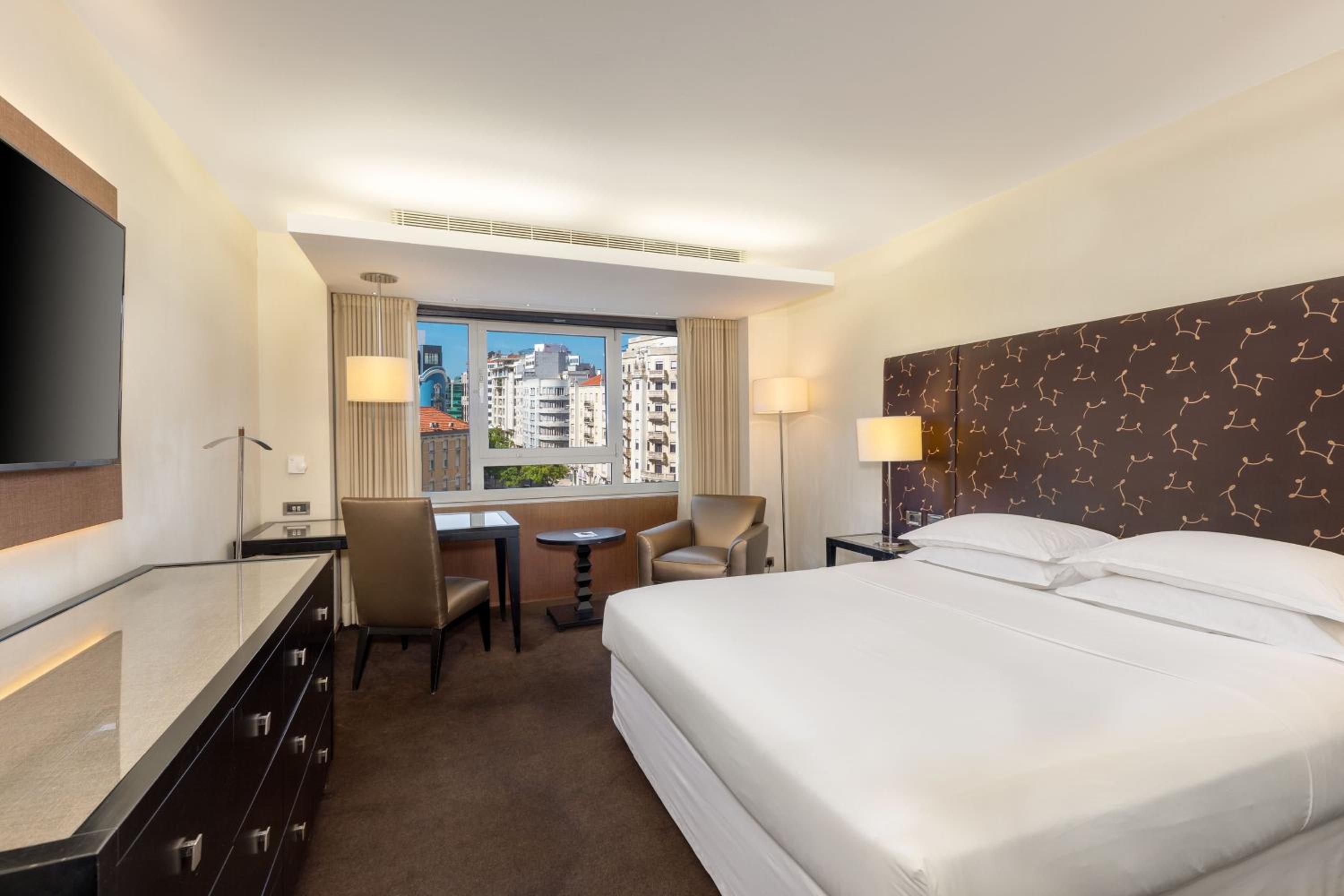 Deluxe, Guest room, 1 Queen, Pool access - Photo 1