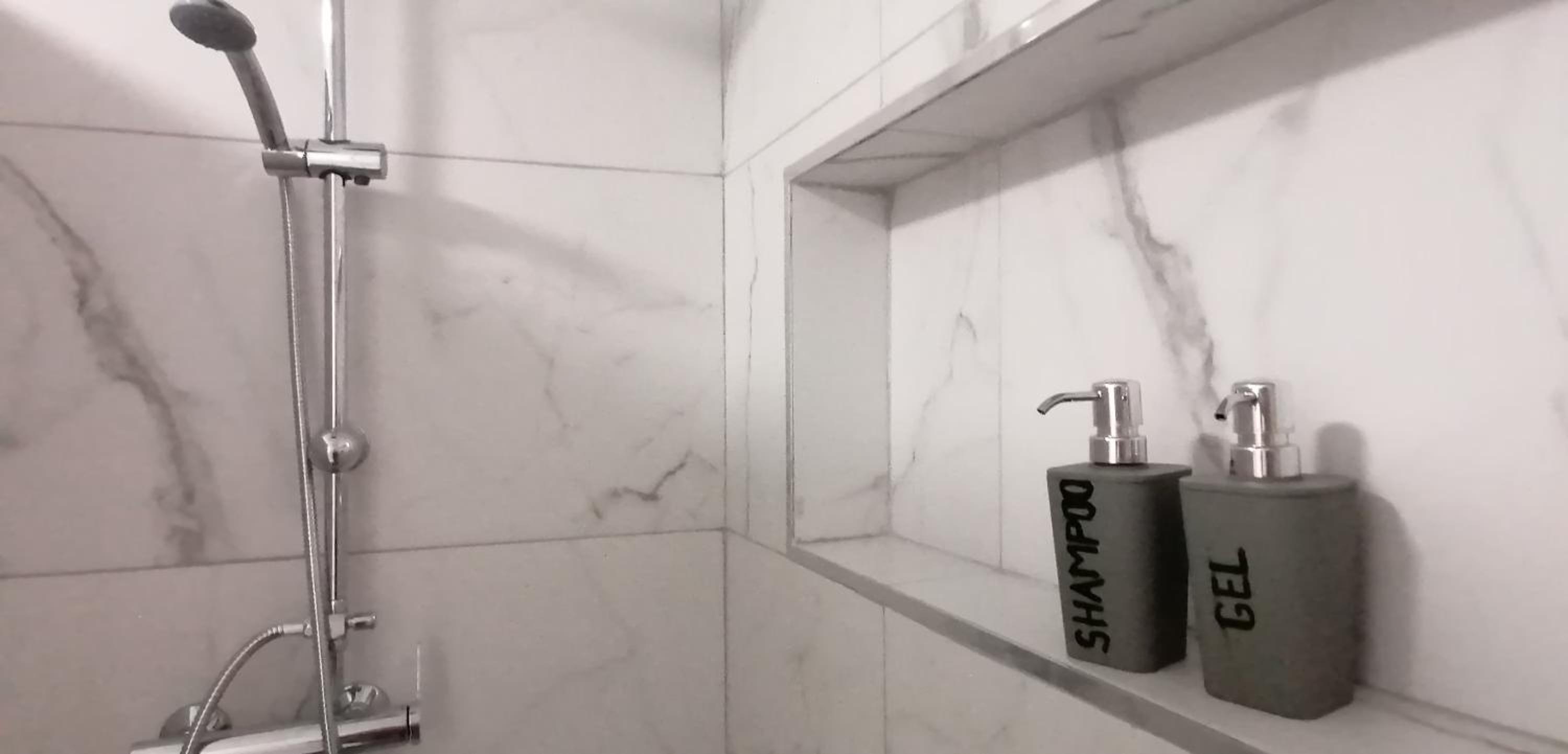 Standard King Room - Photo 10