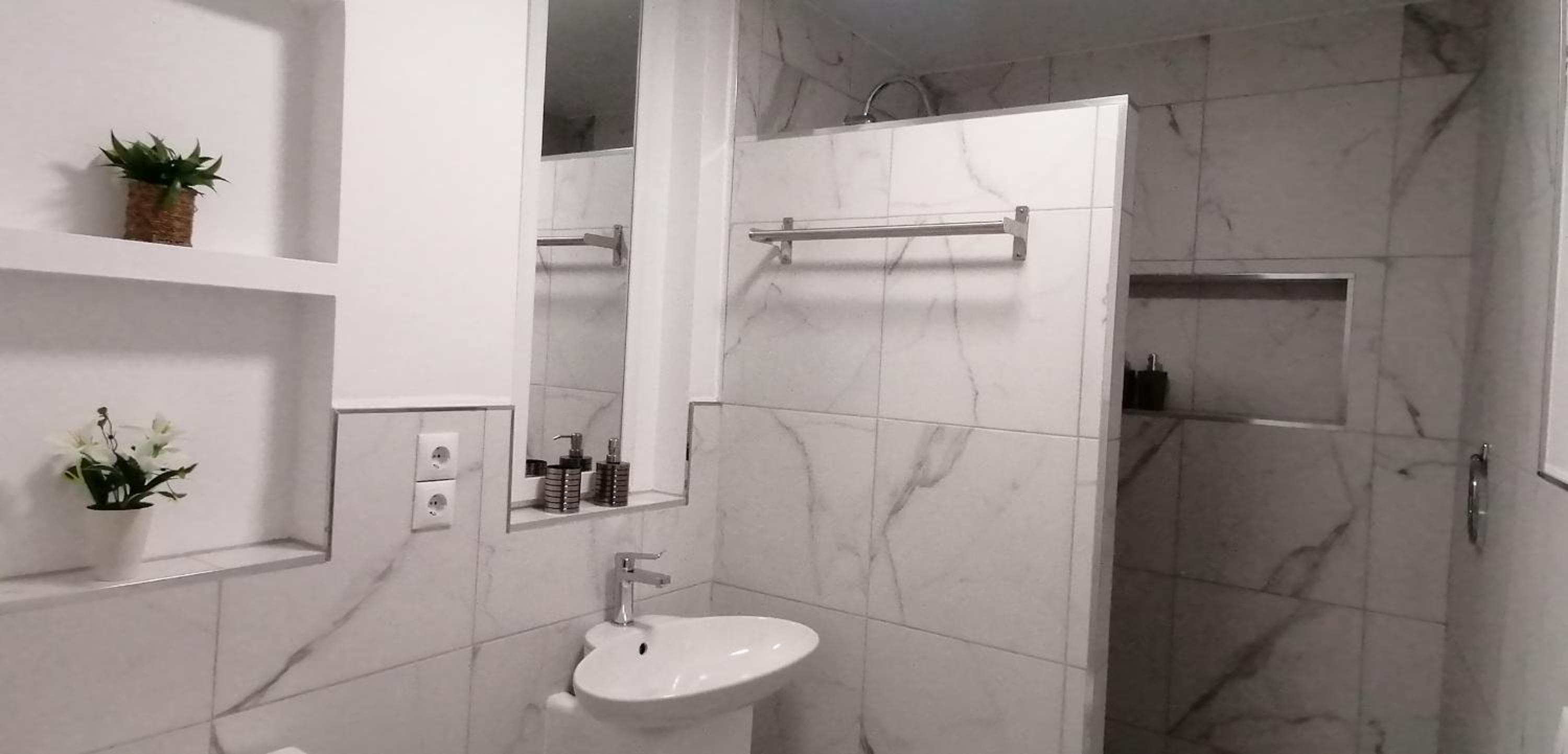 Standard King Room - Photo 8