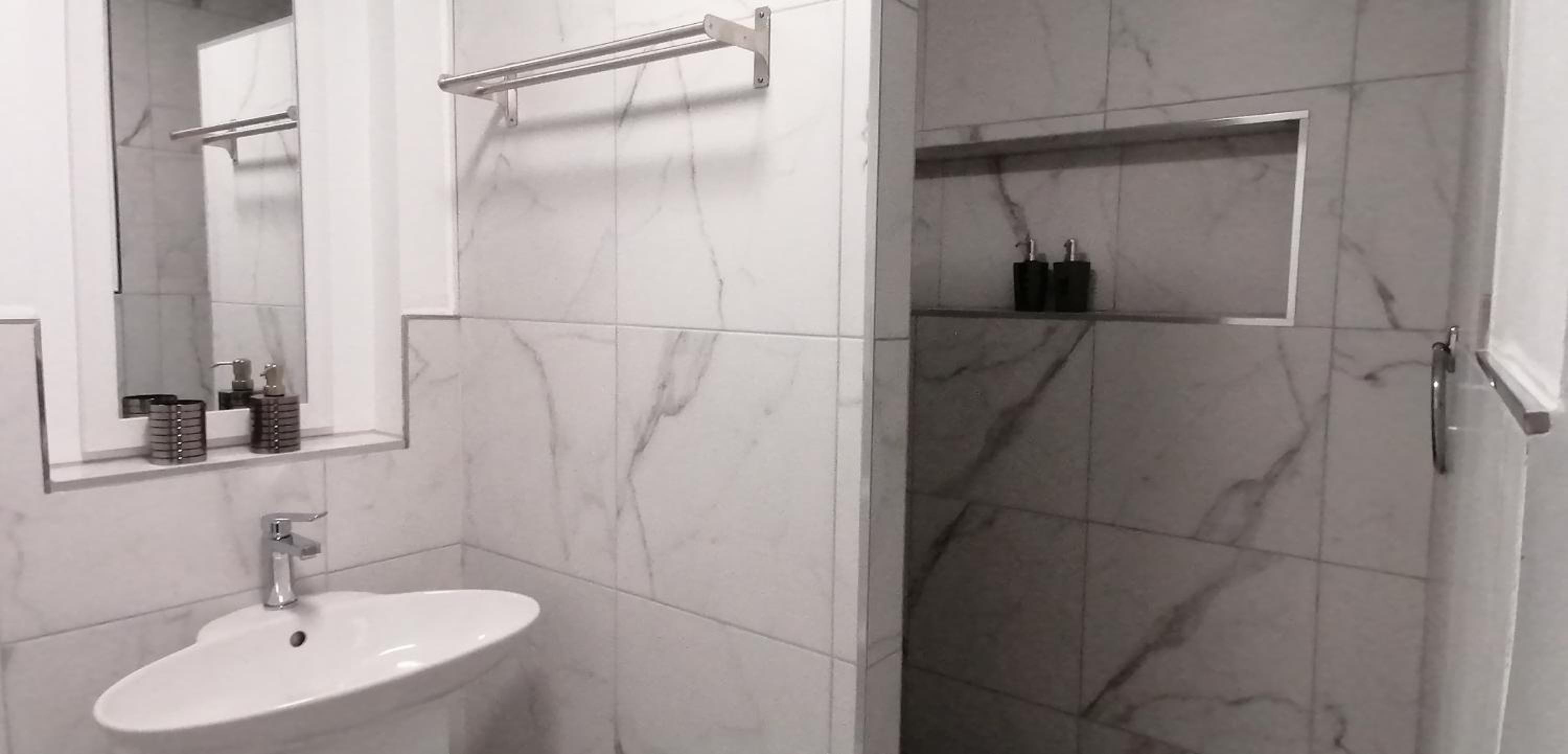 Standard King Room - Photo 7
