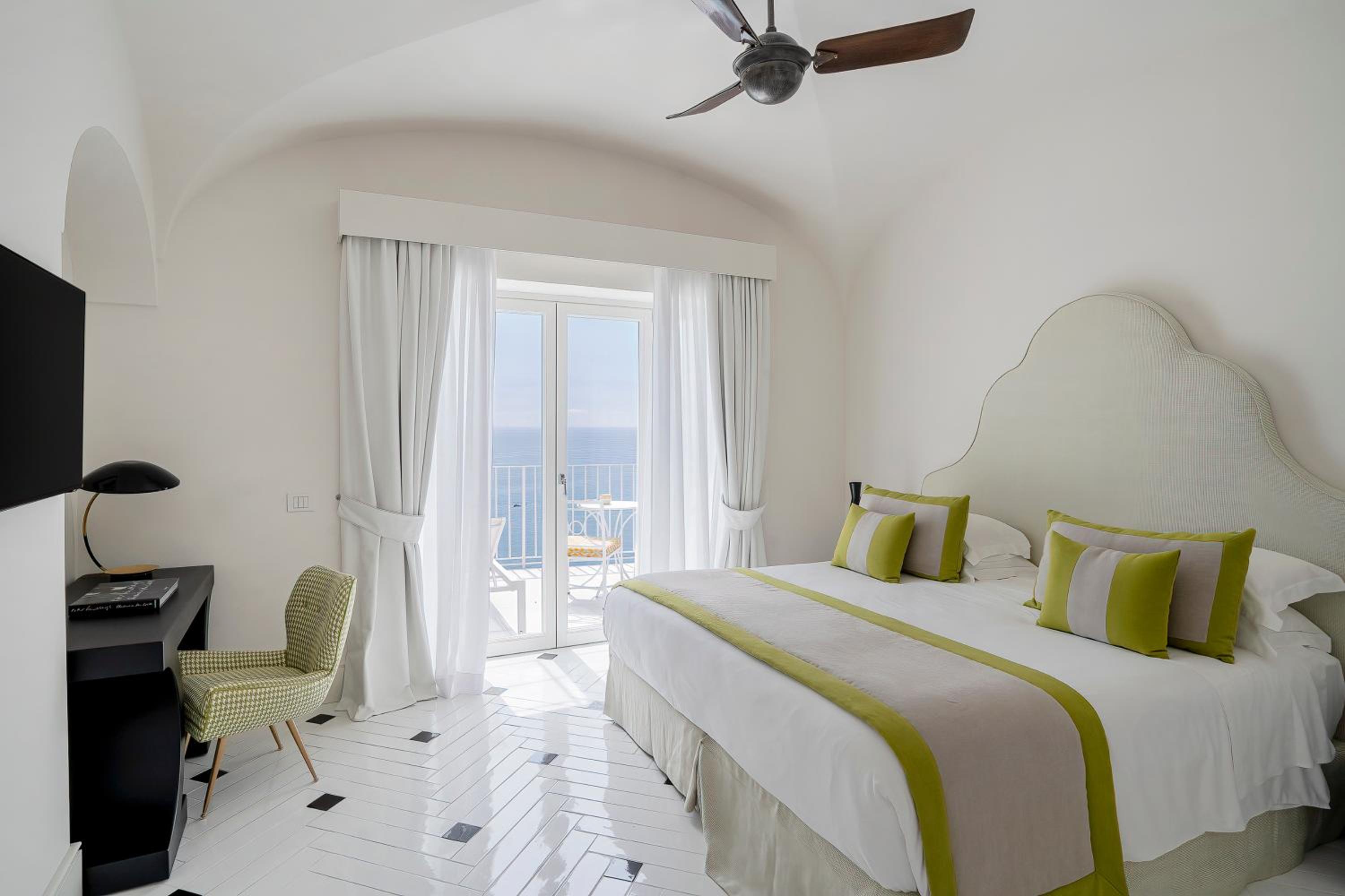 Deluxe Room with Sea View - Photo 7