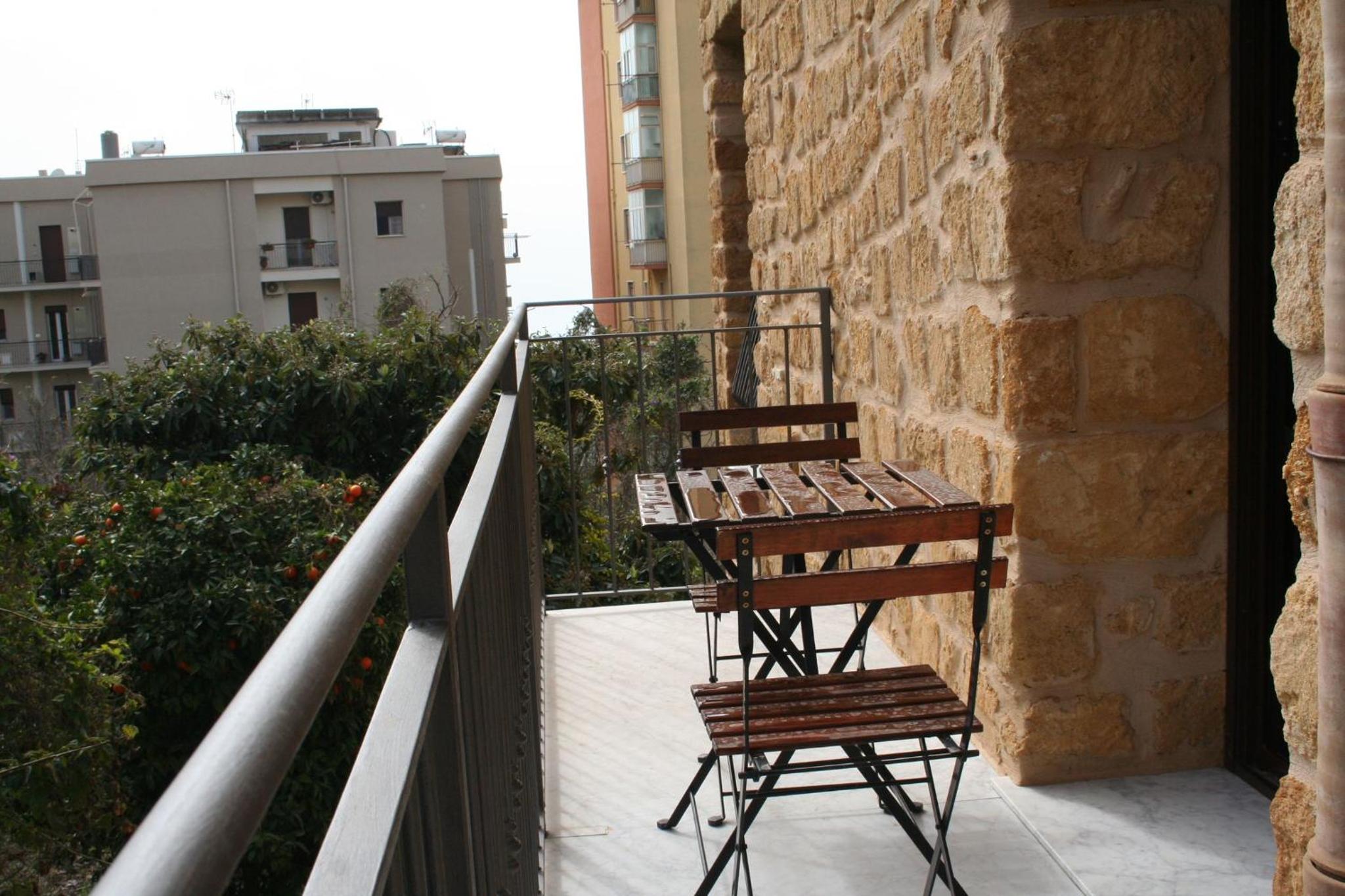 Double Room with Balcony - Photo 9