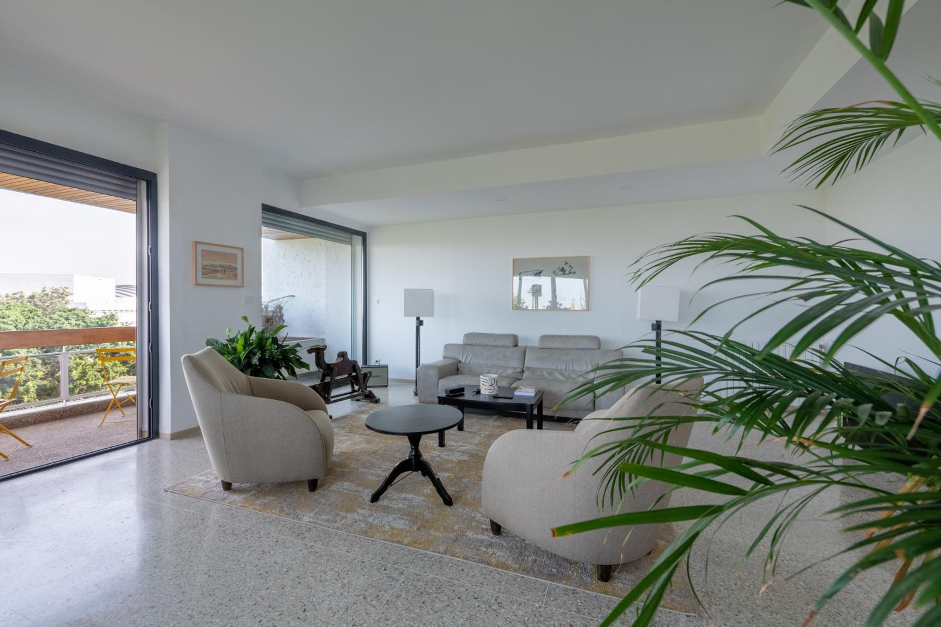 Apartment with City View - Photo 5