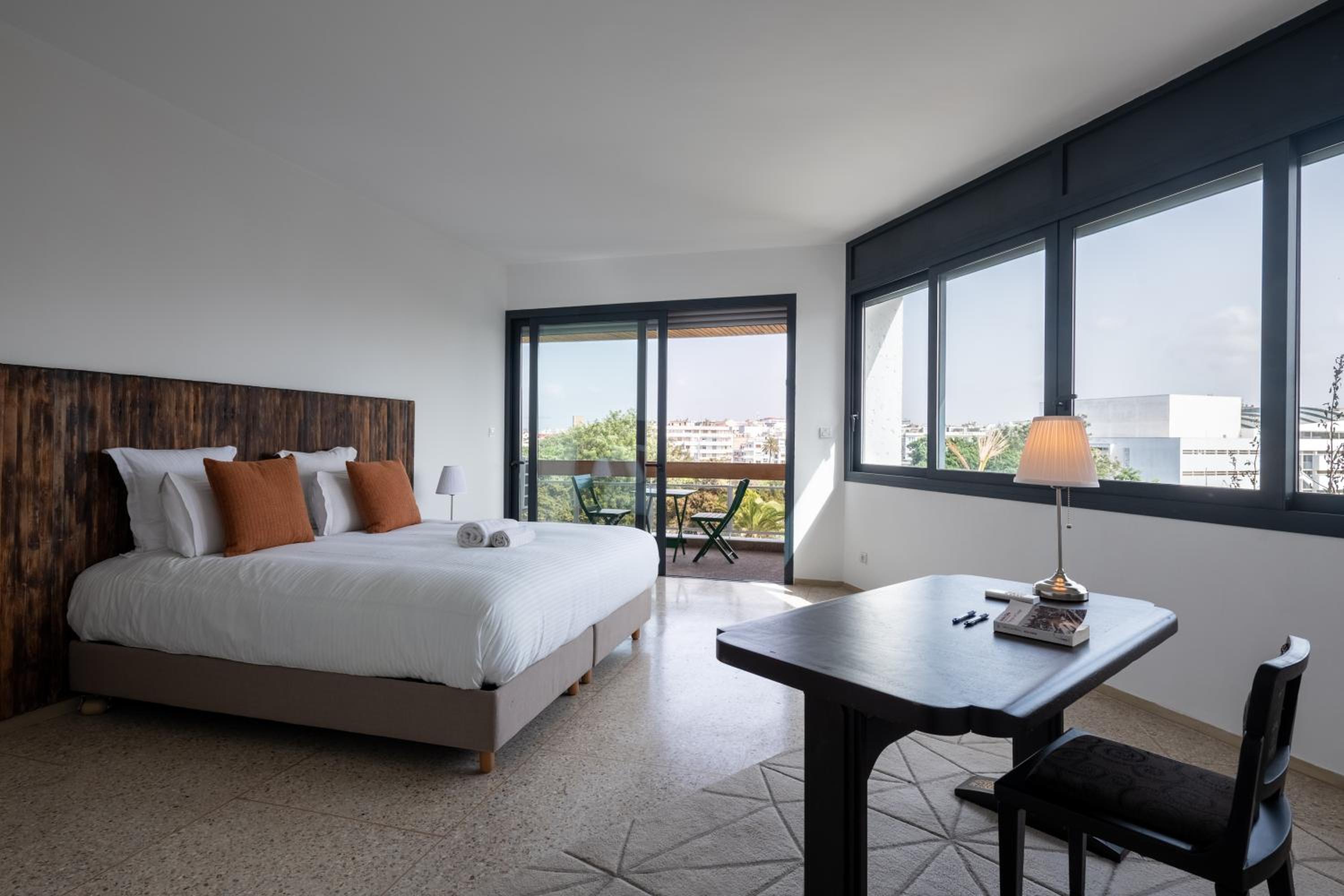 Apartment with City View - Photo 2