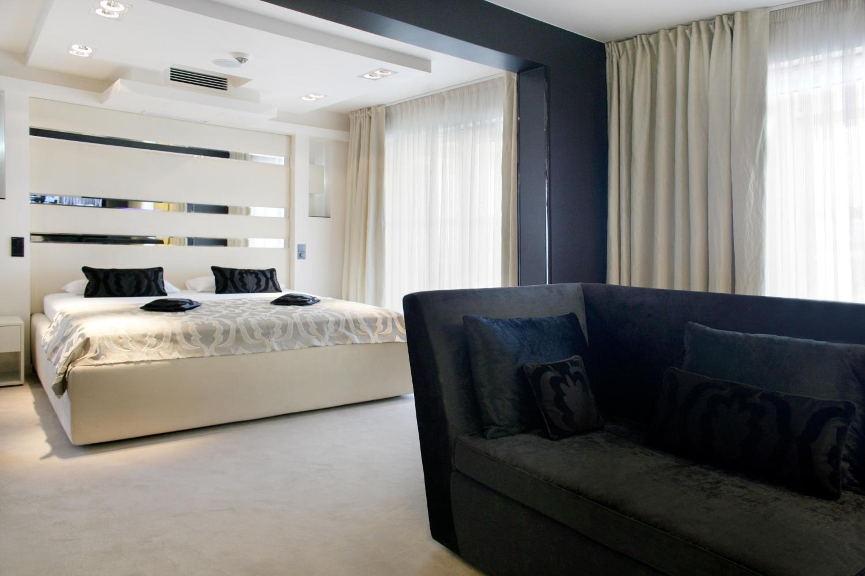 Premium Suite with Terrace, Sea View and king size bed photo 3