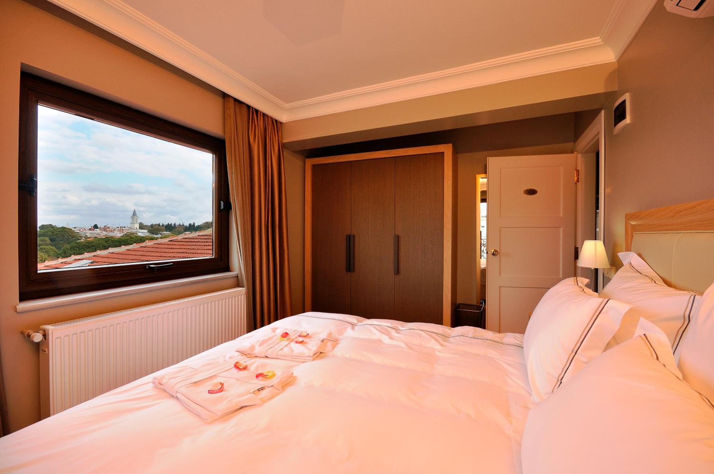 Deluxe Double or Twin Room with Sea View thumbnail 5