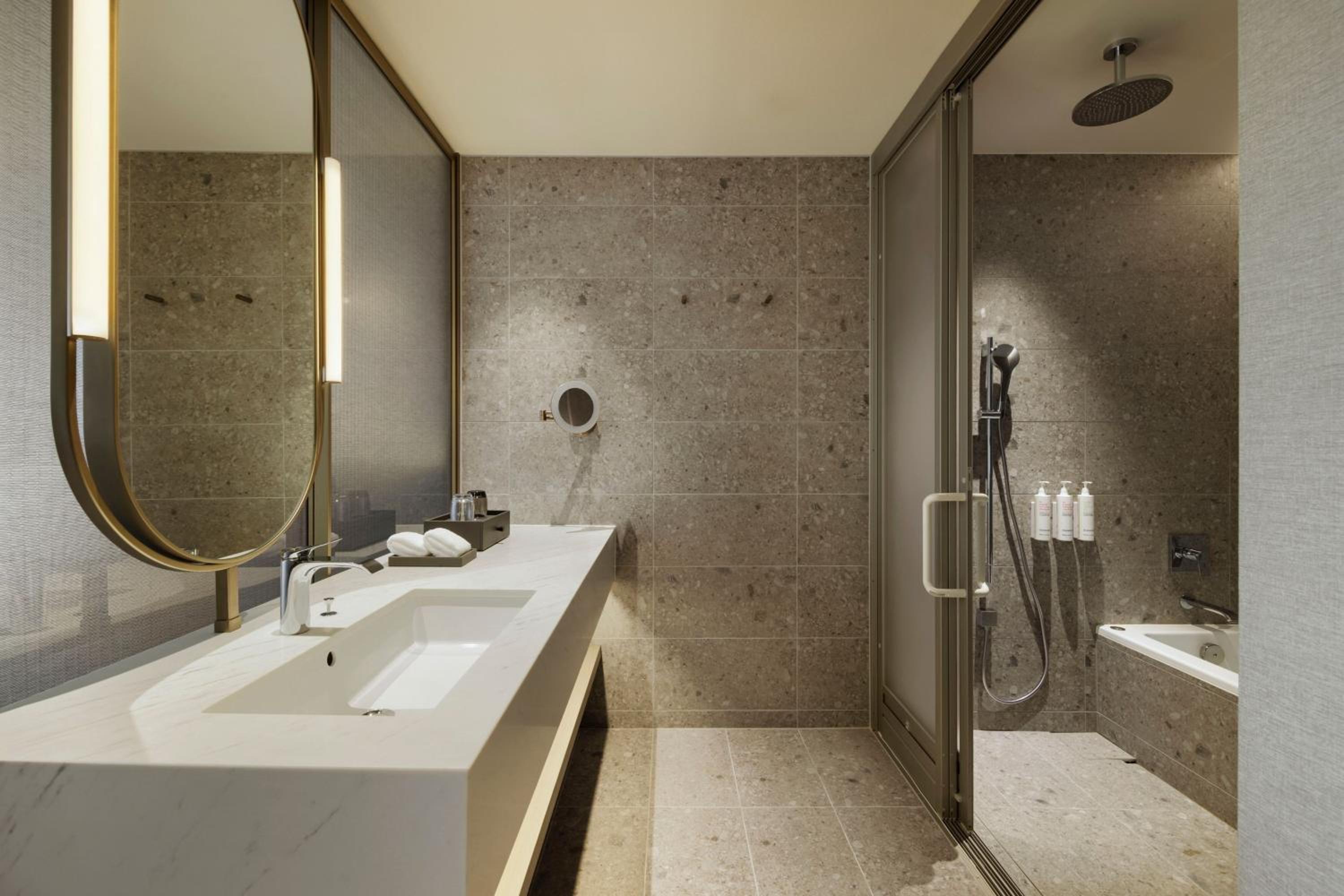 Deluxe King Room with City View - Photo 3