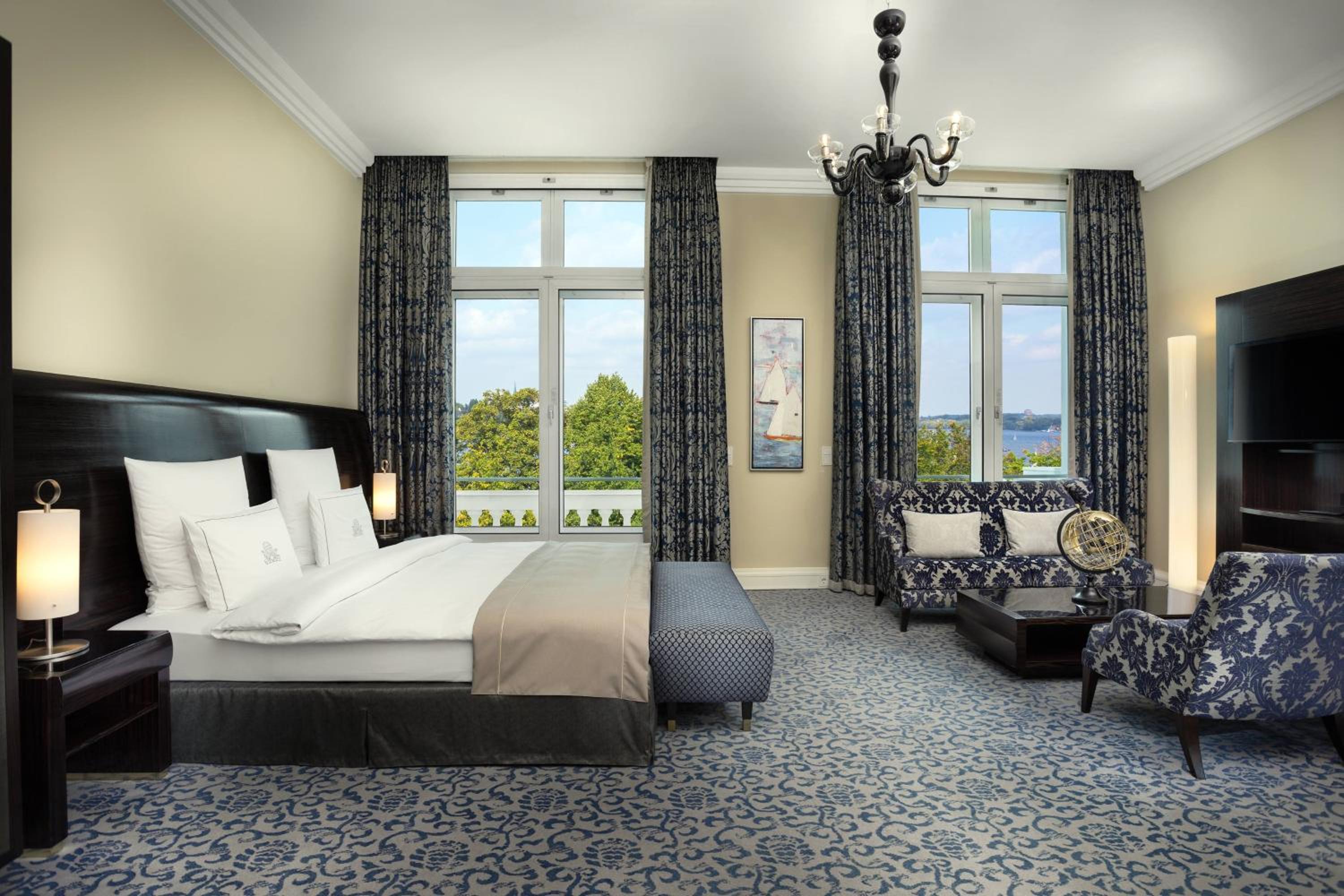 Deluxe Guest Room with 1 King, Lake view thumbnail 5